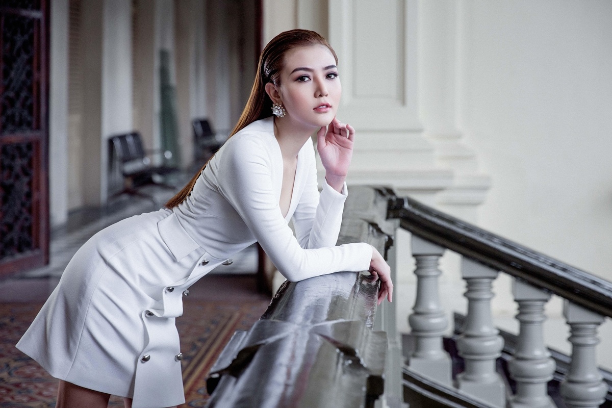 Giai dong Sieu mau goi y trang phuc du tiec nhe mua he anh 1