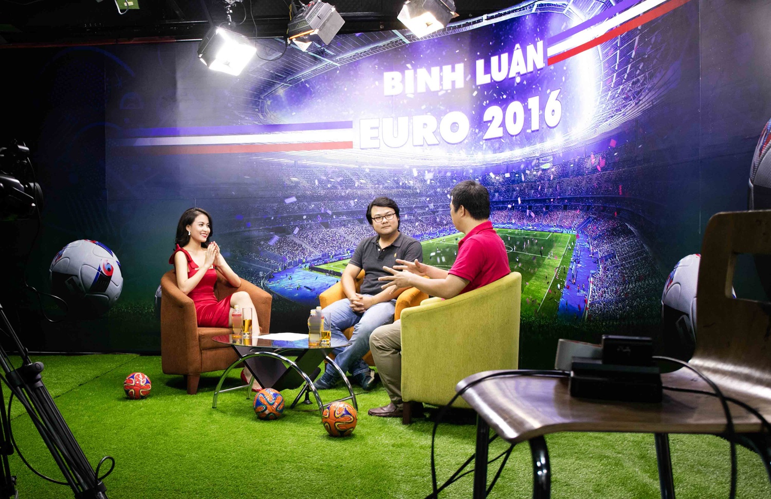 Hoang Thuy Linh goi cam chay show anh 1