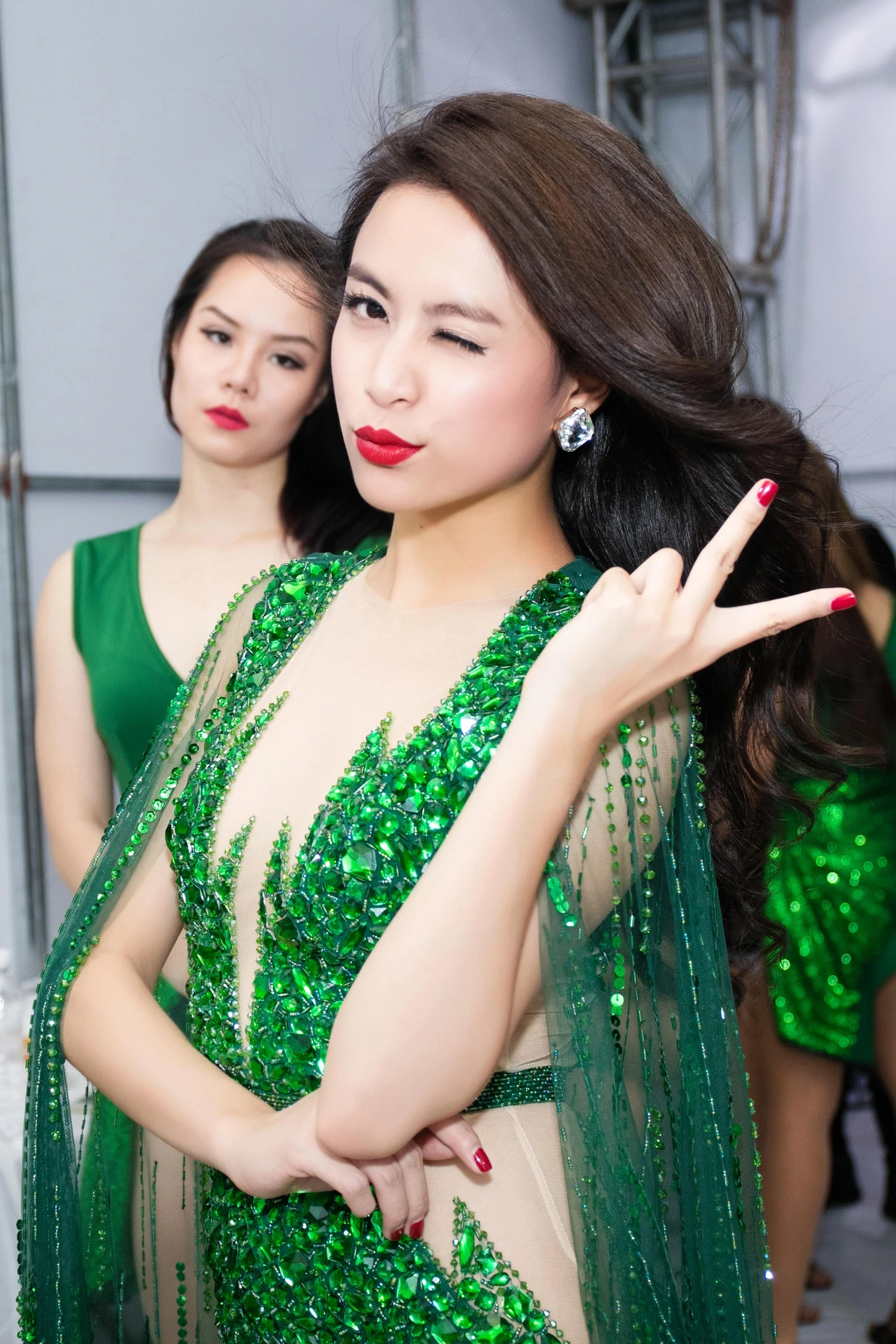 Hoang Thuy Linh goi cam chay show anh 8