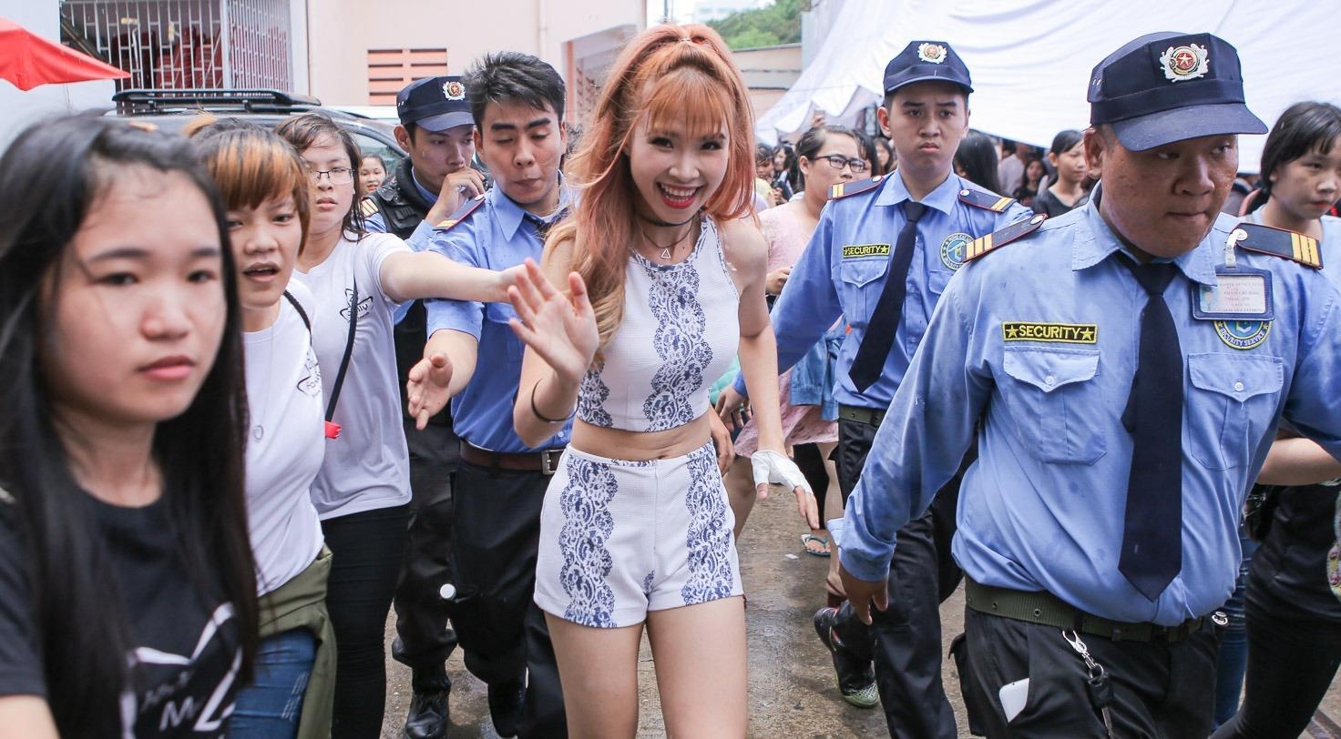 Khoi My bi fan vay chat o show dien hinh anh