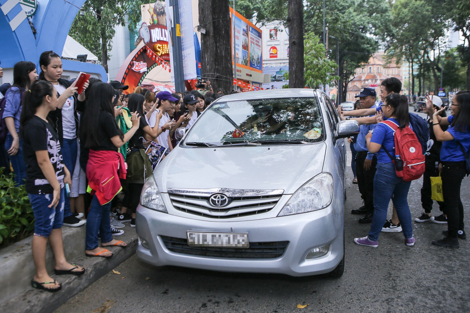 Khoi My chay show cuoi tuan anh 1