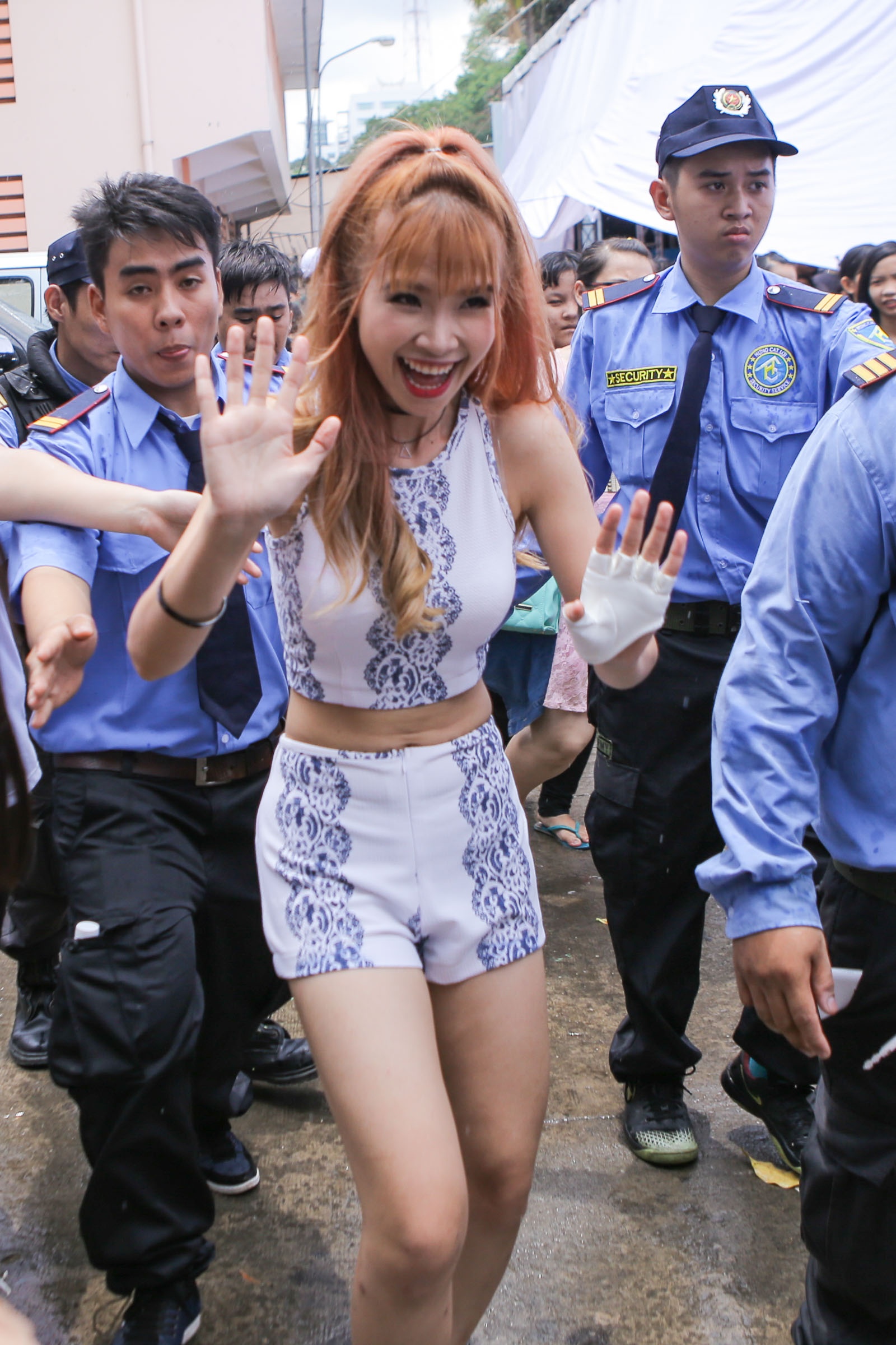 Khoi My chay show cuoi tuan anh 4