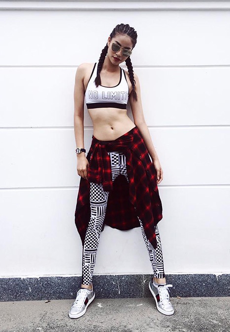 Pham Huong,  Ha Ho dien street style the thao anh 1