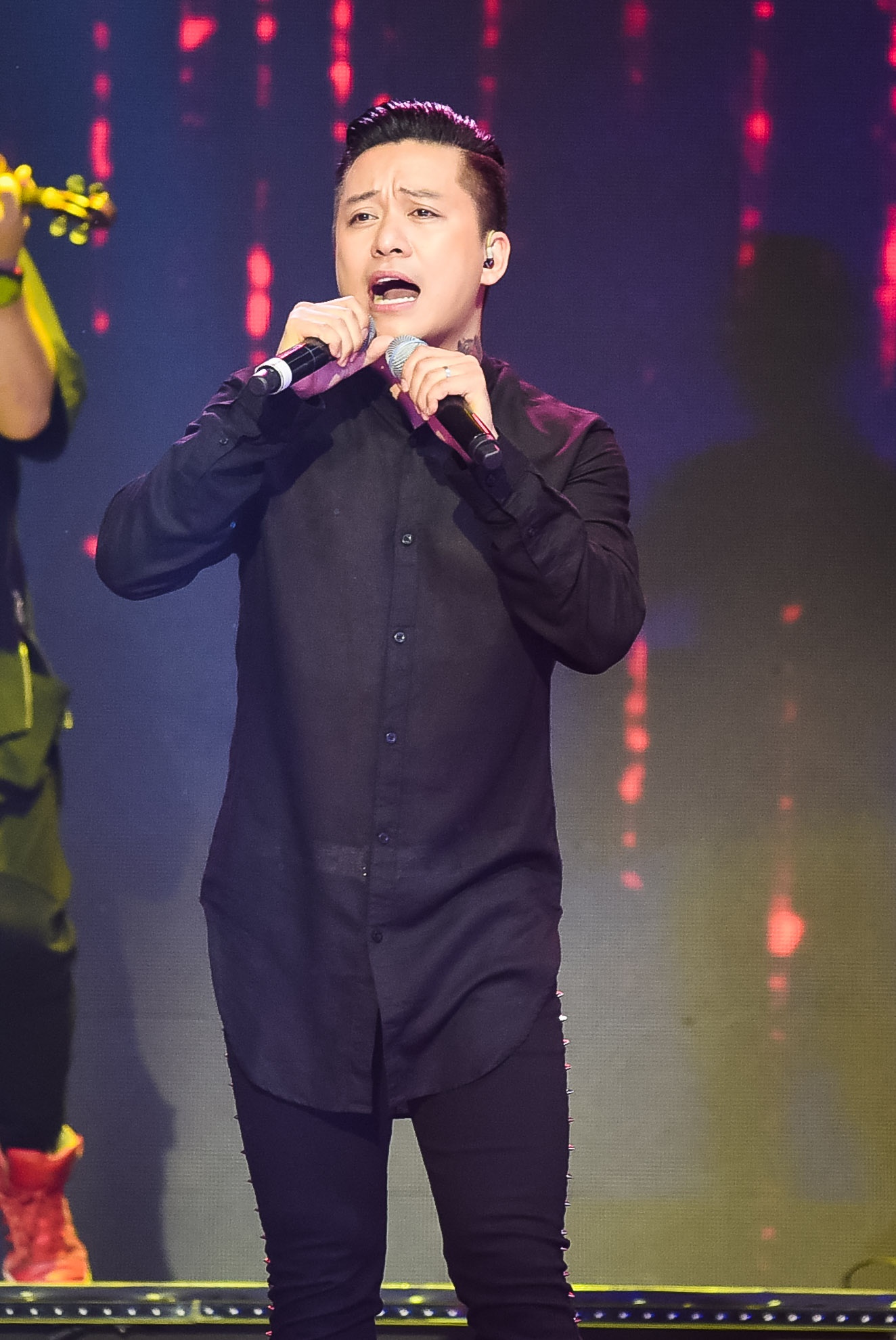 Tuan Hung cam hai mic hat o chung khao Hoa hau VN anh 1