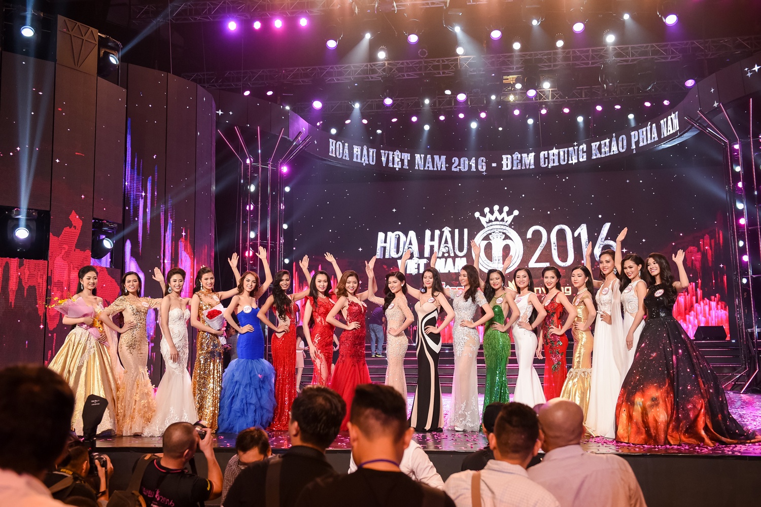 Tuan Hung cam hai mic hat o chung khao Hoa hau VN anh 10