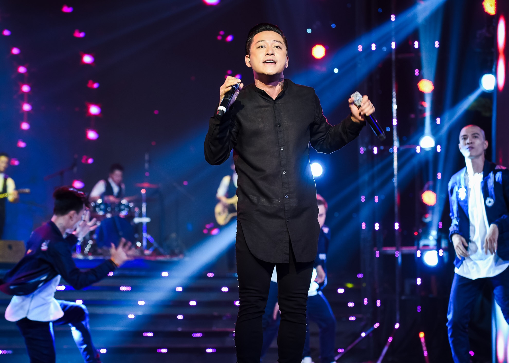 Tuan Hung cam hai mic hat o chung khao Hoa hau VN anh 2