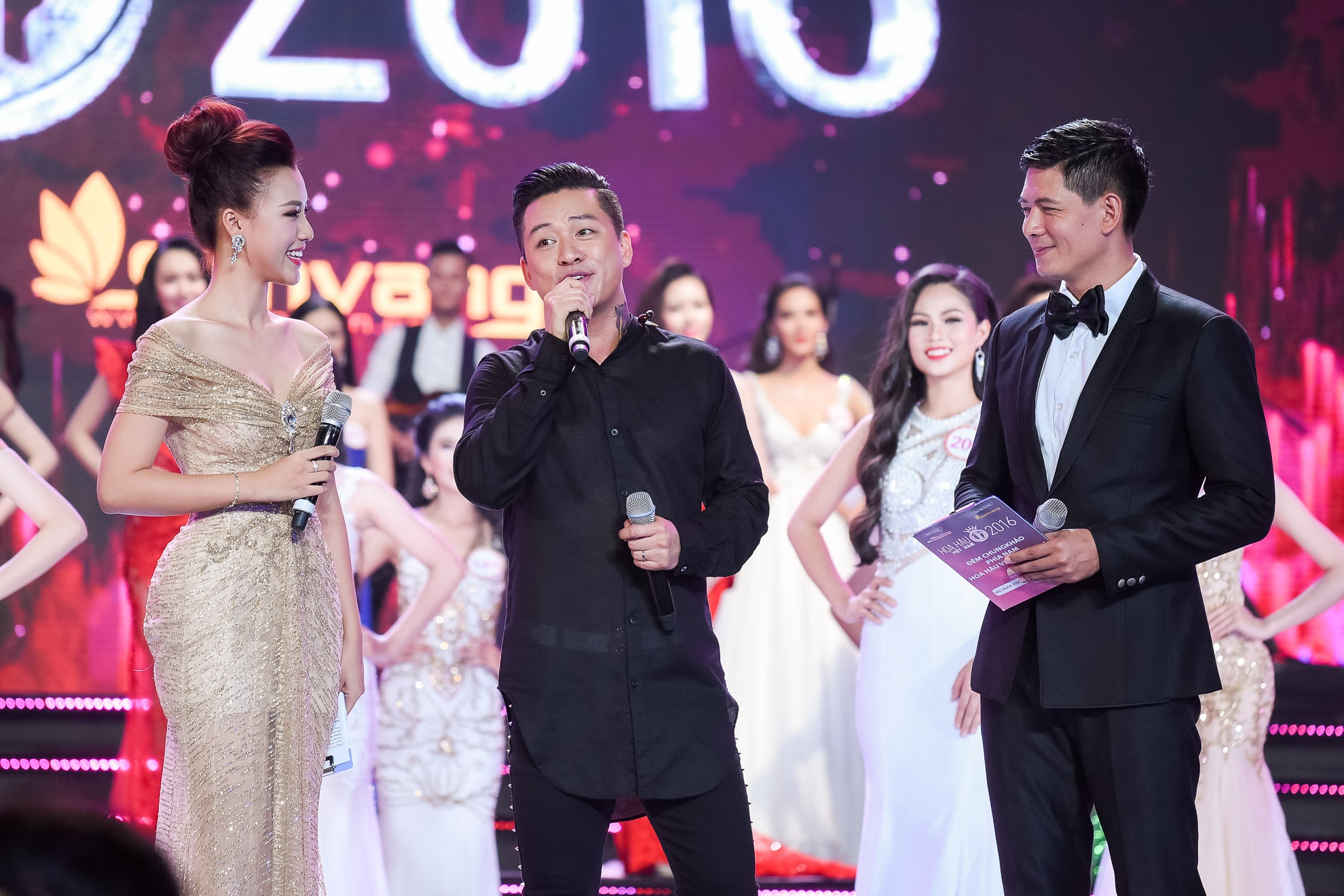 Tuan Hung cam hai mic hat o chung khao Hoa hau VN anh 3