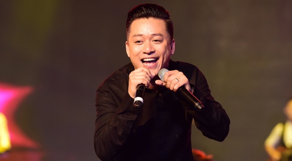 Tuan Hung cam hai mic hat o chung khao Hoa hau VN hinh anh