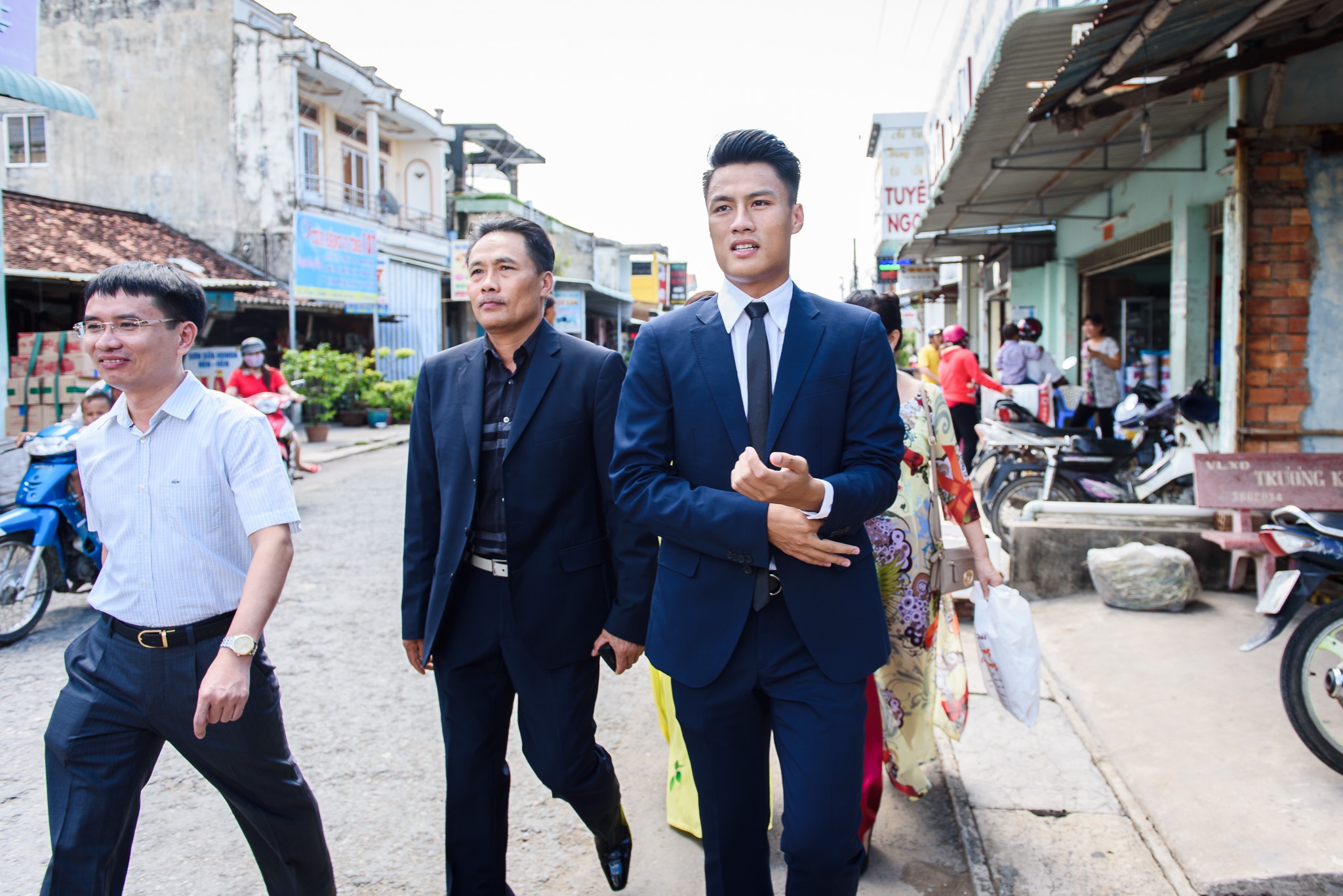 Dam hoi nhuom sac hong Ky Han - Mac Hong Quan anh 4