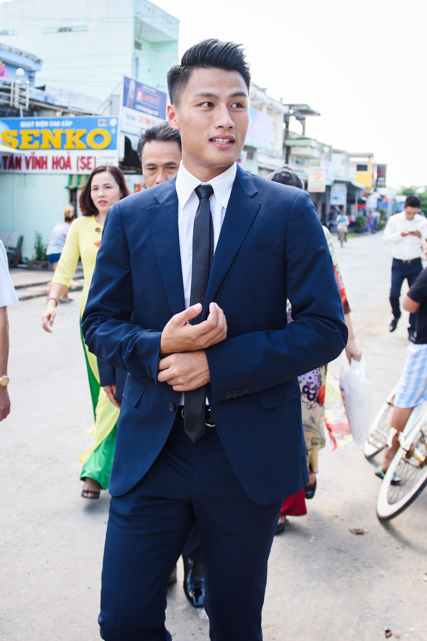 Dam hoi nhuom sac hong Ky Han - Mac Hong Quan anh 5