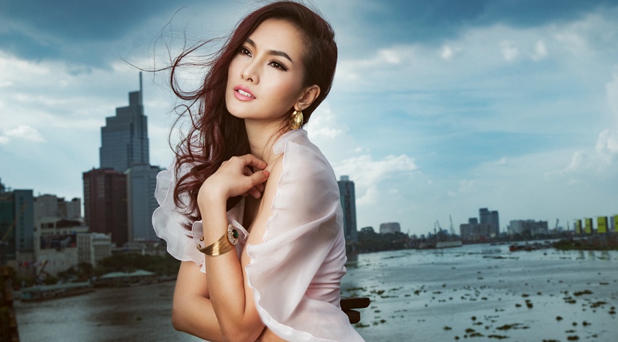 Anh Thu khoe duong cong voi dam lua mong hinh anh