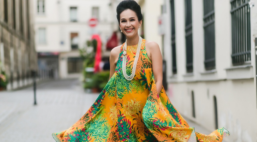 Diem My dien dam hoa cuc noi bat tren pho Paris hinh anh