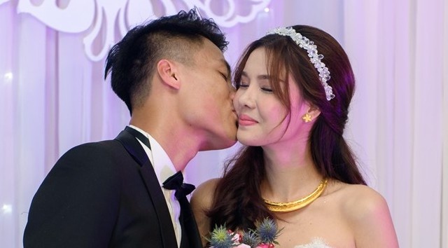 Mac Hong Quan triu men hon Ky Han trong le cuoi o que hinh anh