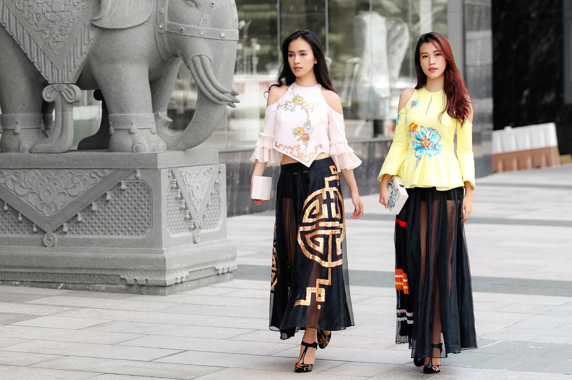 Hoang Oanh - Ai Phuong dien trang phuc la mat dao pho anh 4