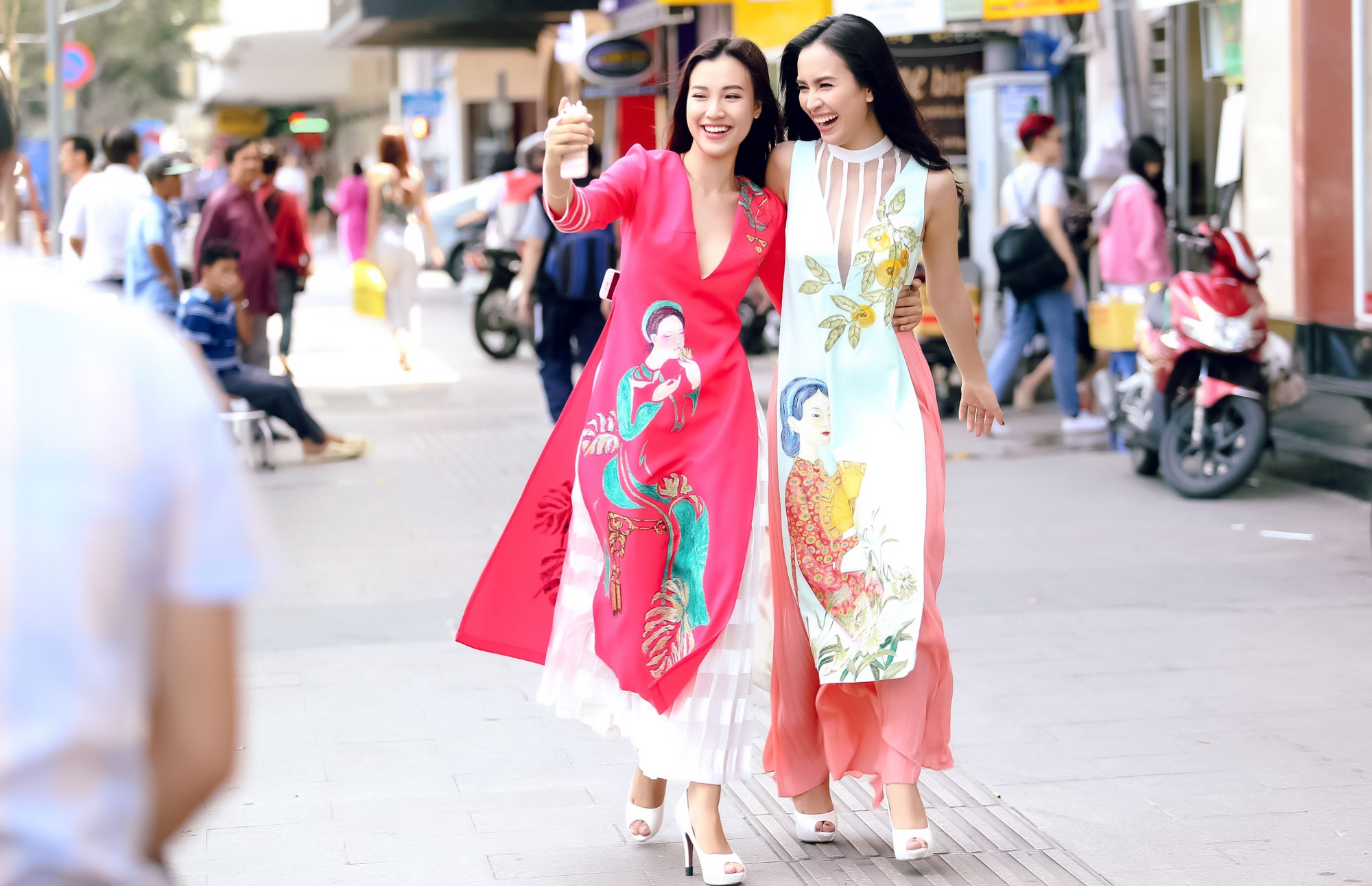 Hoang Oanh - Ai Phuong dien trang phuc la mat dao pho anh 6