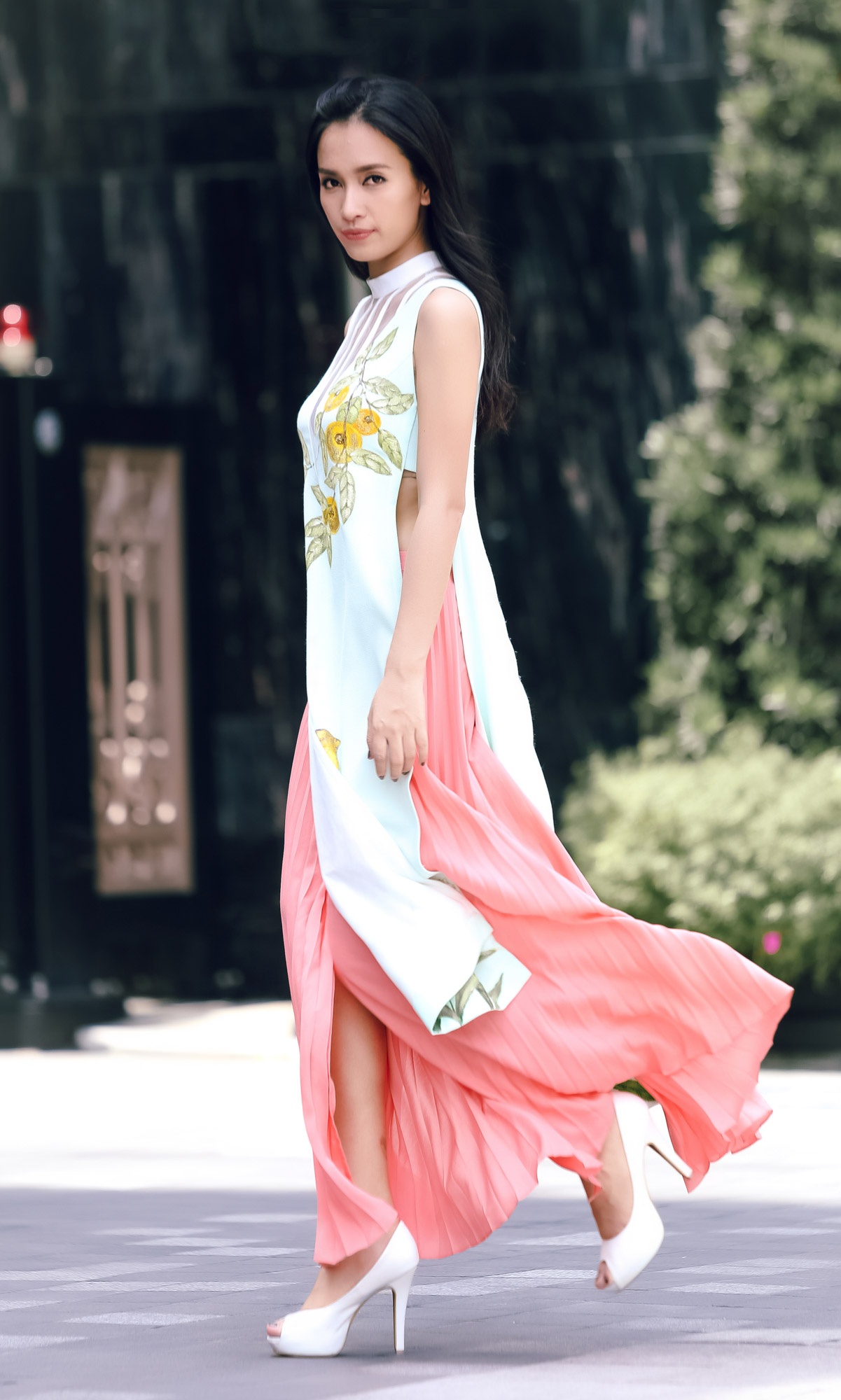 Hoang Oanh - Ai Phuong dien trang phuc la mat dao pho anh 9