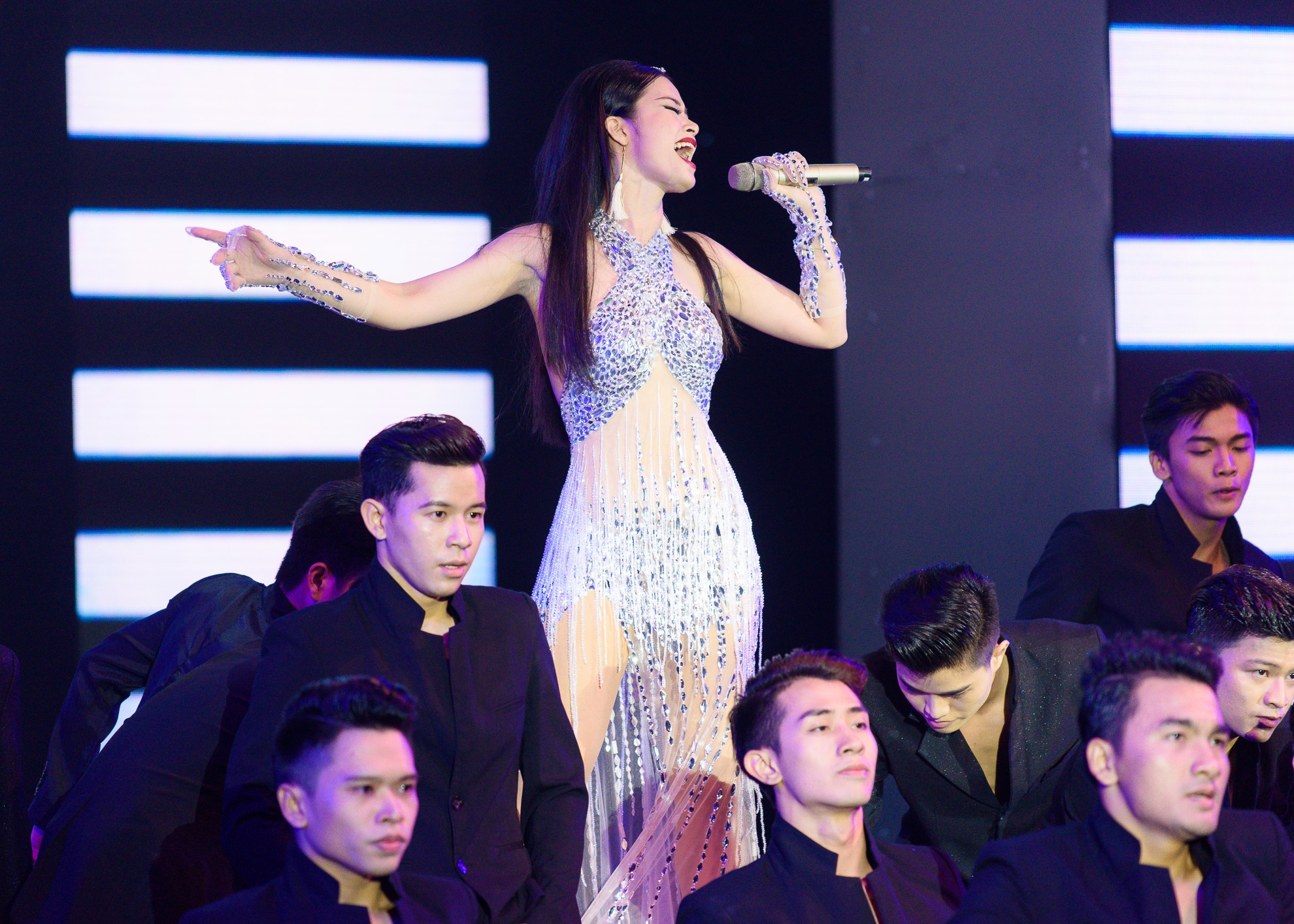 Dong Nhi di chan tran nhay sexy tren san khau anh 3