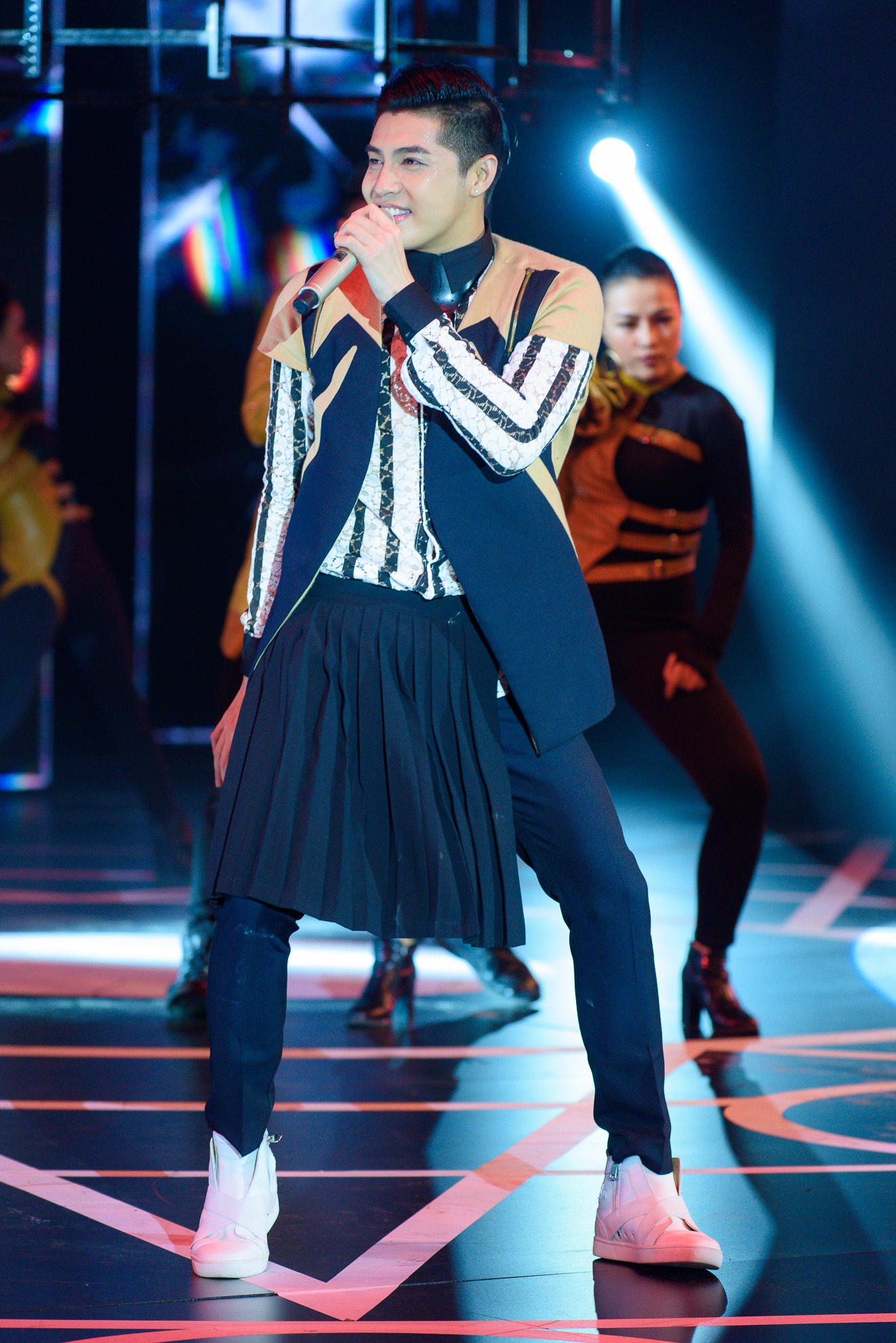 Dong Nhi di chan tran nhay sexy tren san khau anh 7