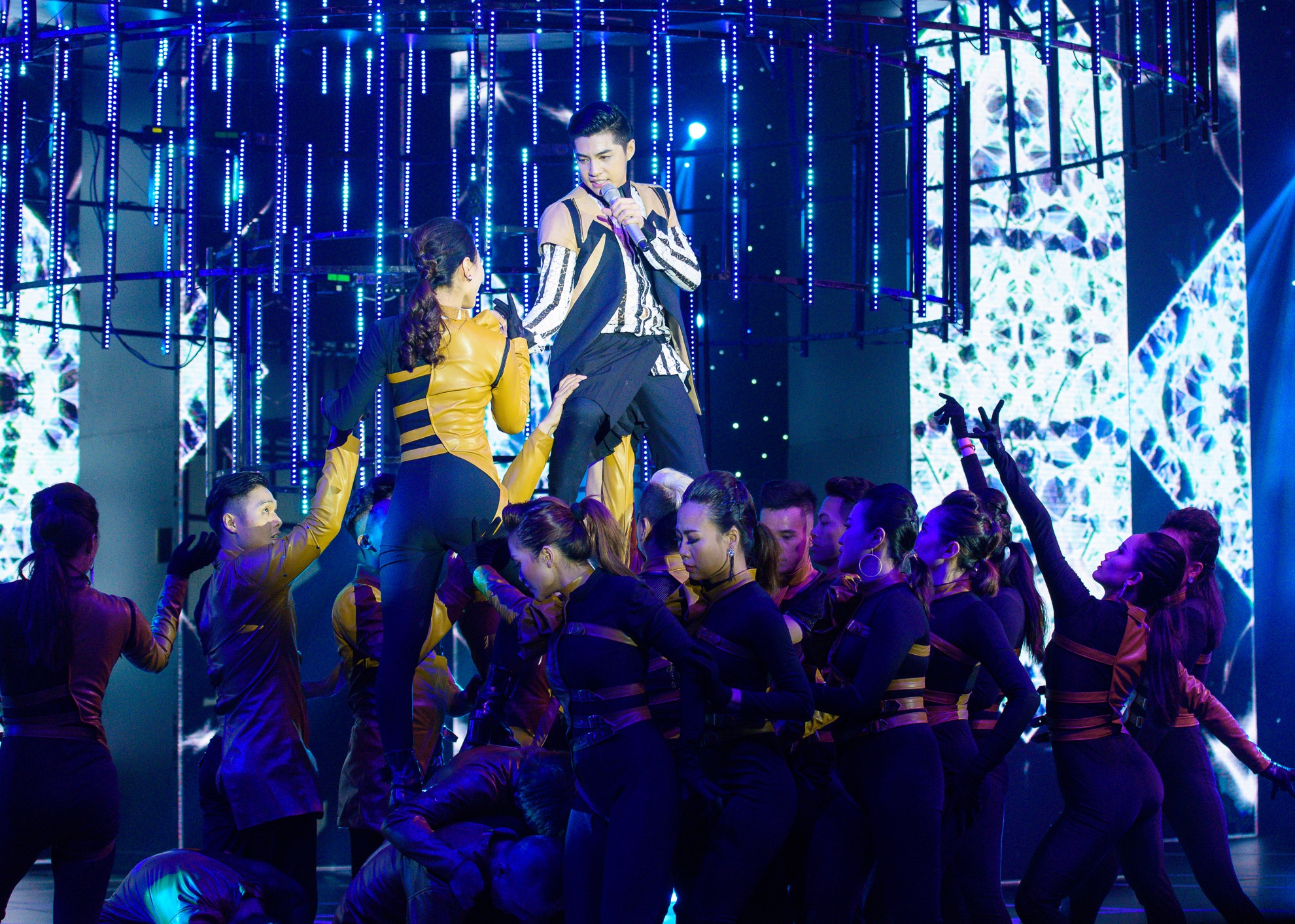 Dong Nhi di chan tran nhay sexy tren san khau anh 8