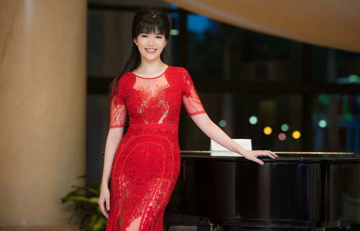 Thu Thuy,  Thuy Van dien vay xuyen thau goi cam di su kien anh 1