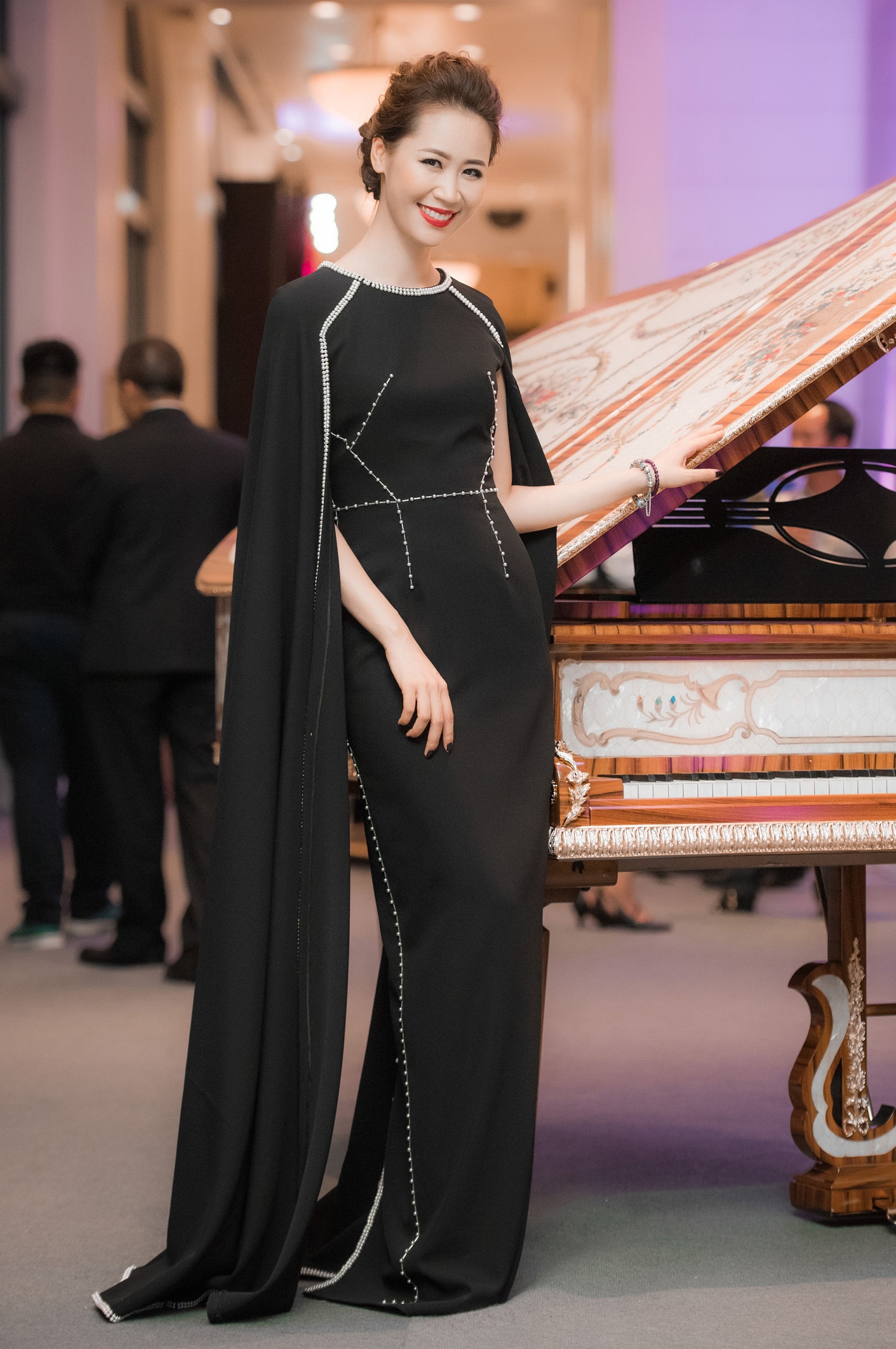 Thu Thuy,  Thuy Van dien vay xuyen thau goi cam di su kien anh 6