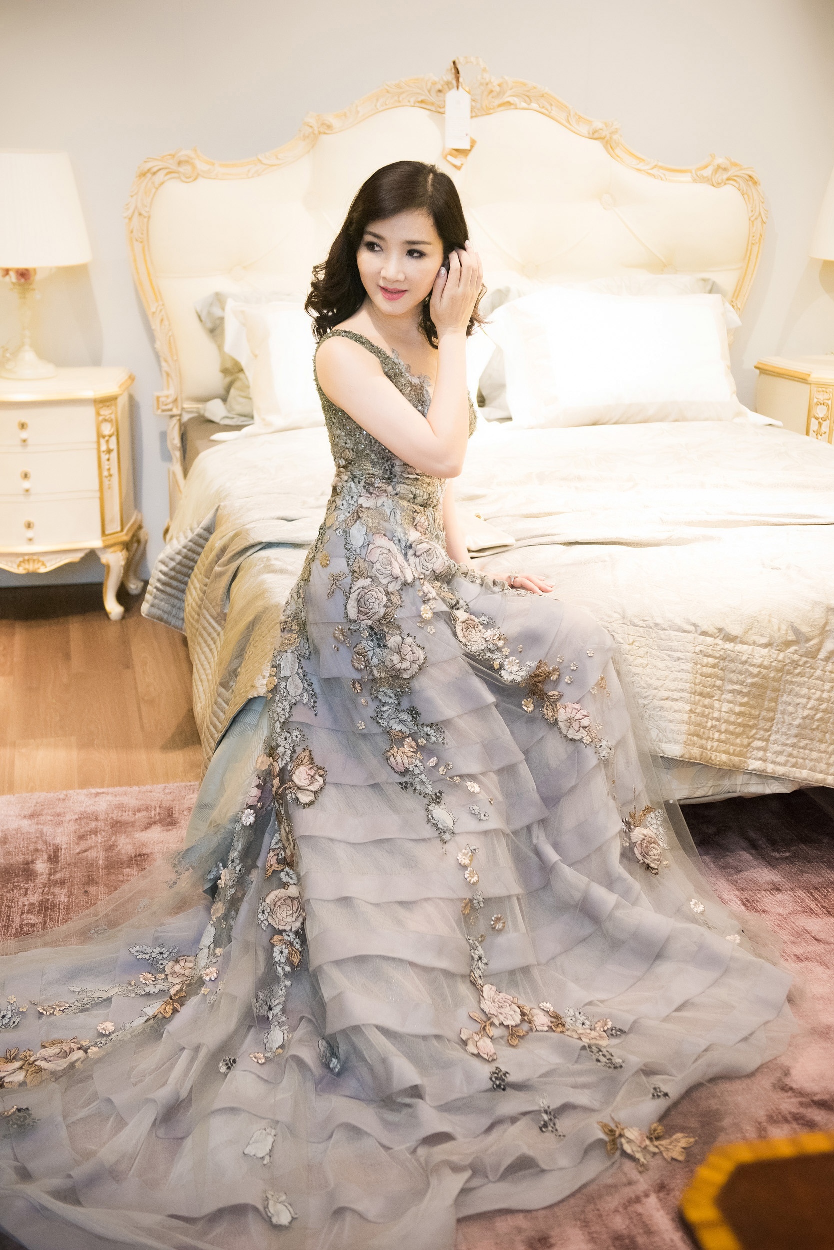 Thu Thuy,  Thuy Van dien vay xuyen thau goi cam di su kien anh 7