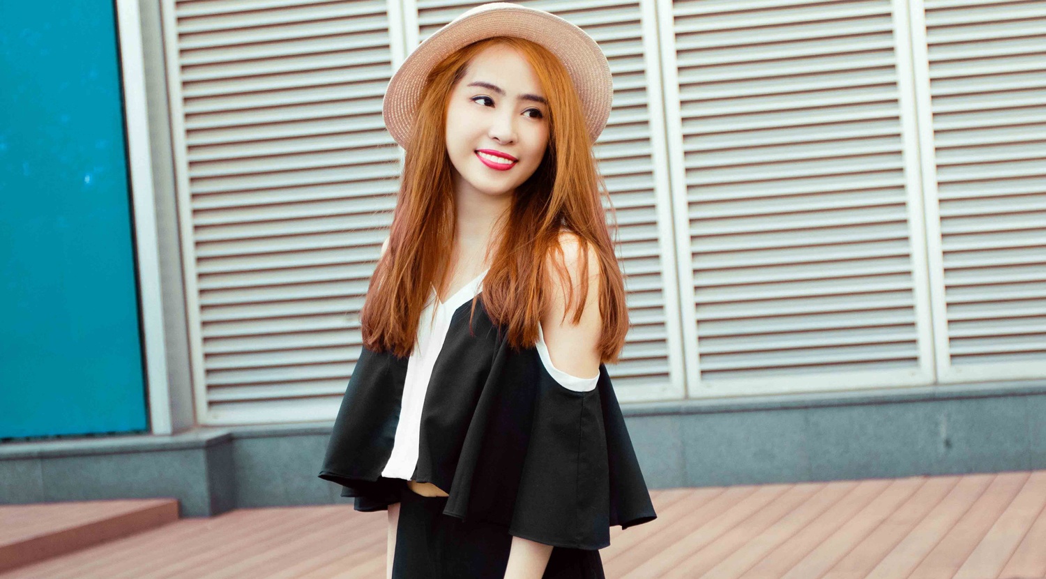 Quynh Nga dien tong trang den tinh nghich dao pho hinh anh