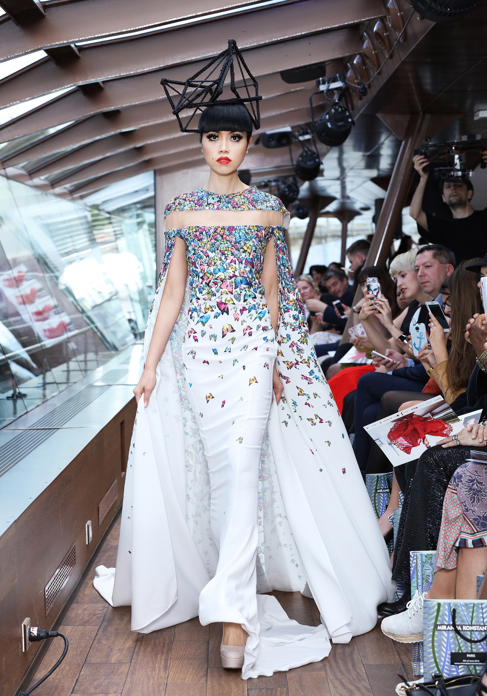 Jessica Minh Anh dien thoi trang tren du thuyen anh 12