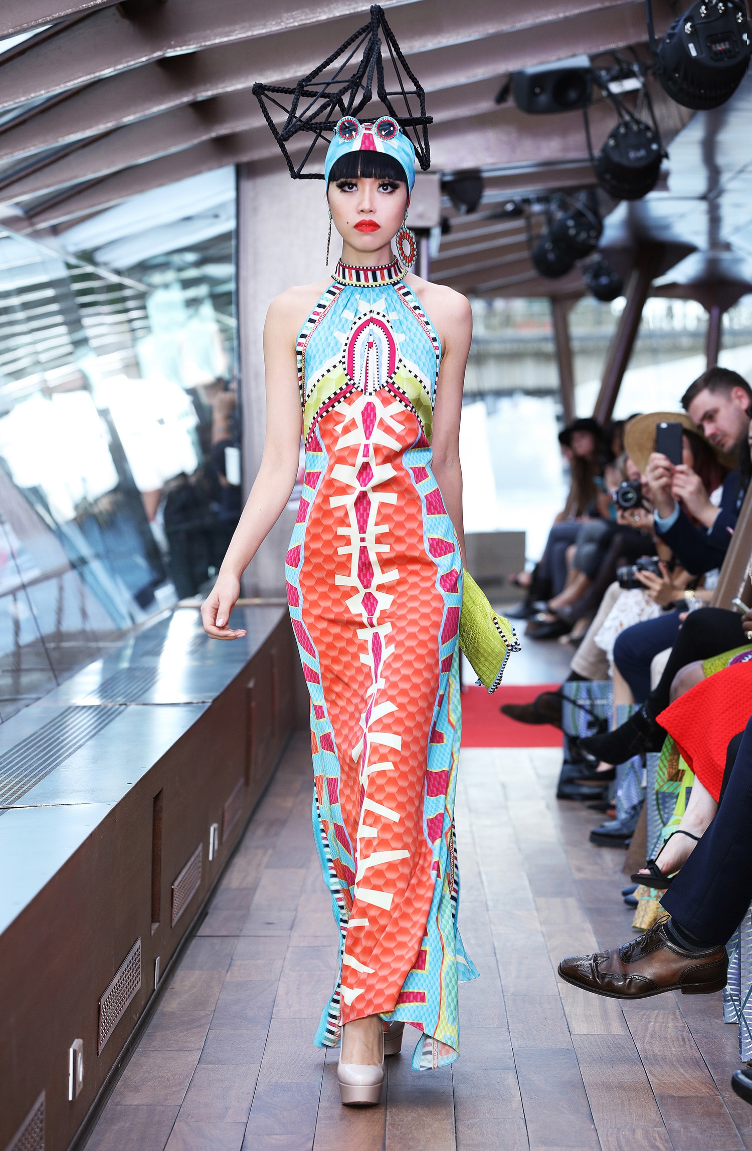 Jessica Minh Anh dien thoi trang tren du thuyen anh 1