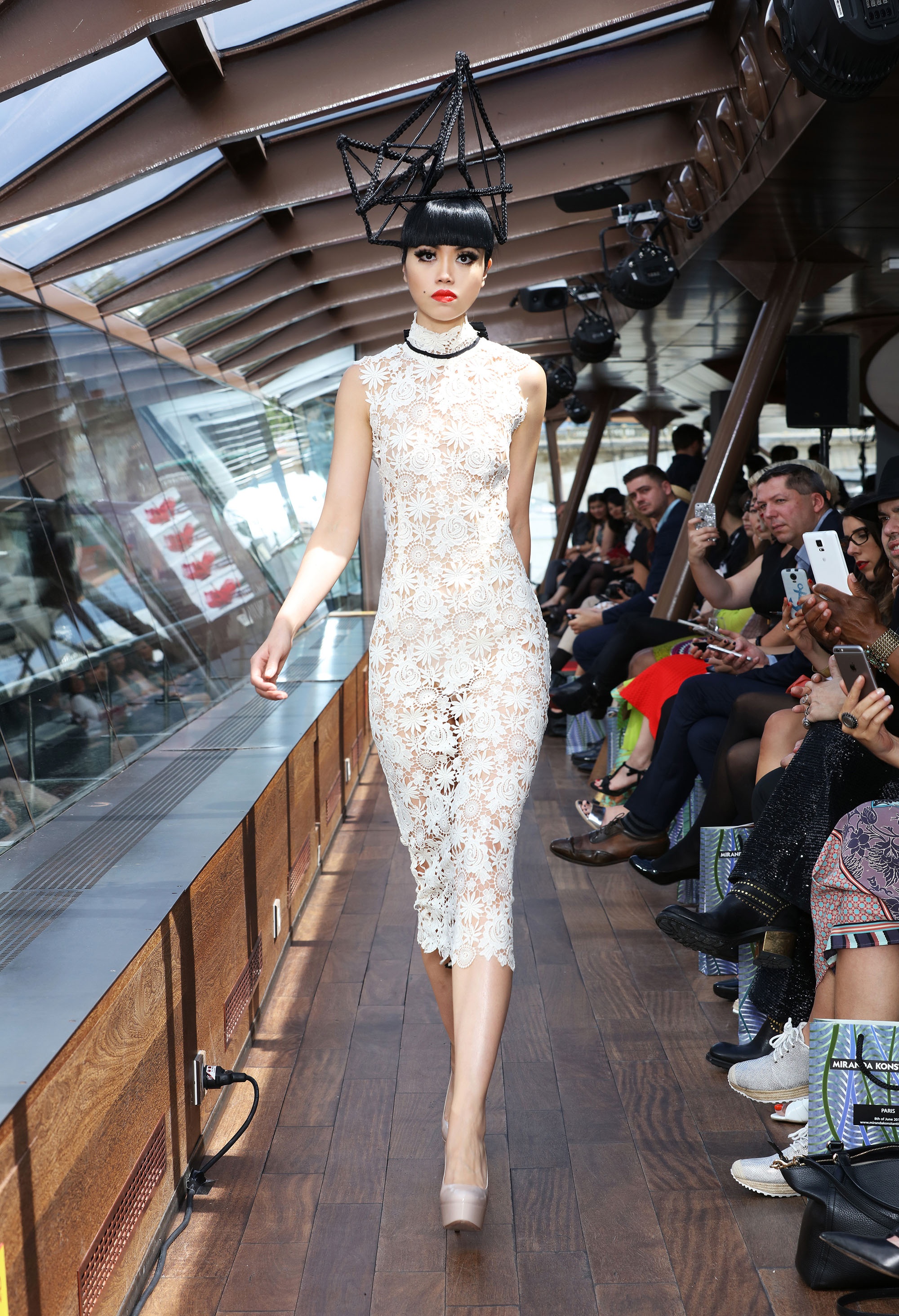 Jessica Minh Anh dien thoi trang tren du thuyen anh 5