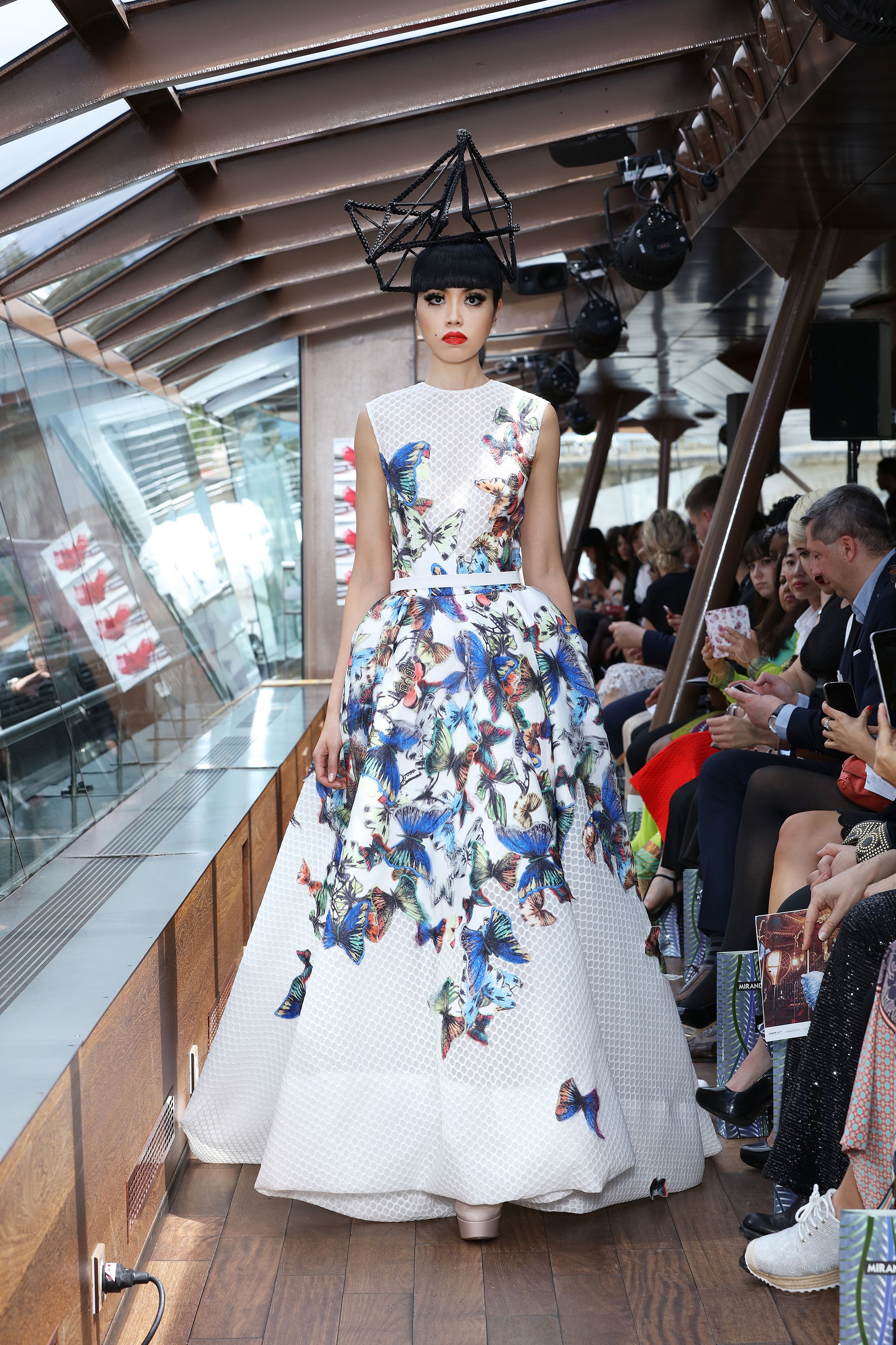 Jessica Minh Anh dien thoi trang tren du thuyen anh 9