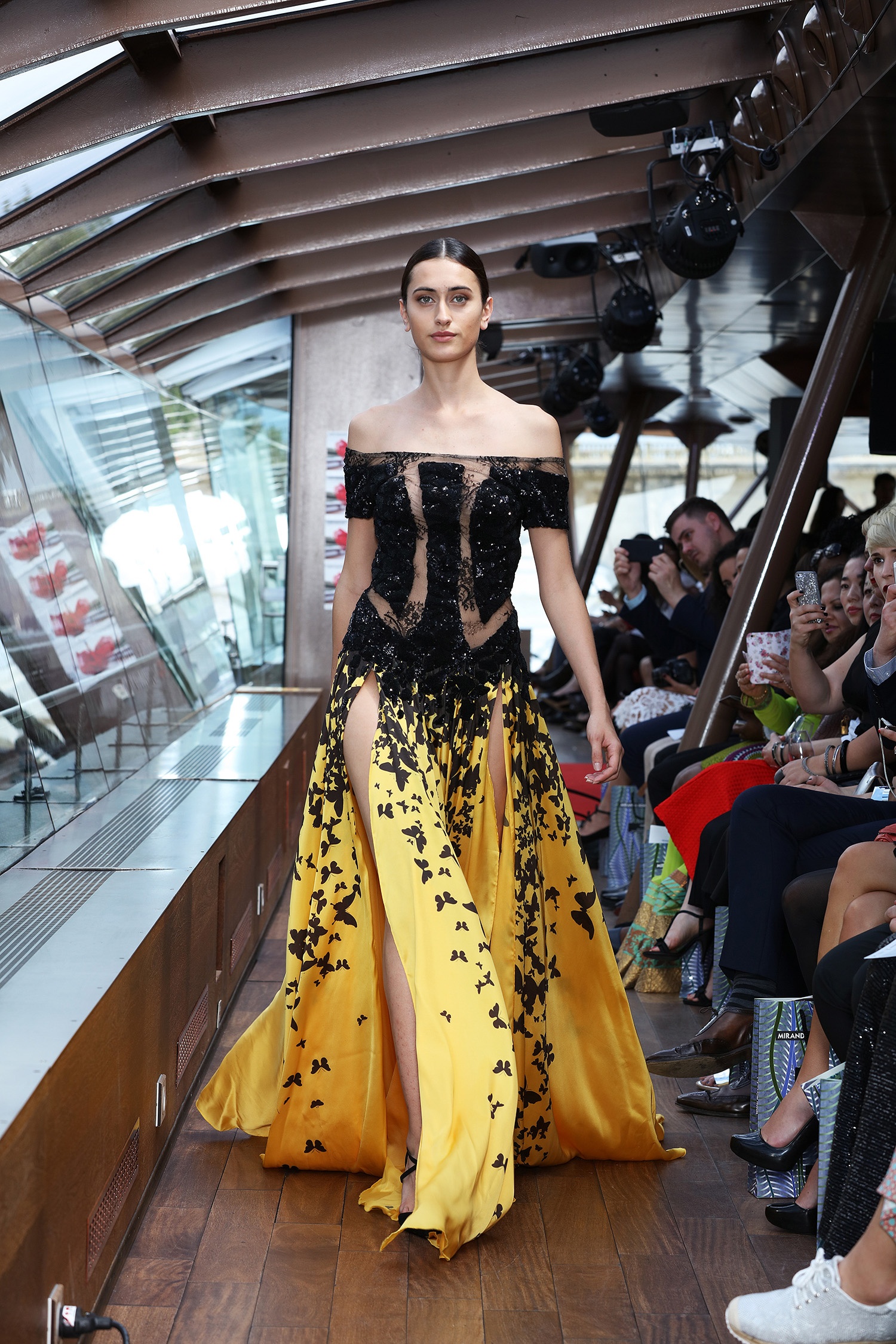 Jessica Minh Anh dien thoi trang tren du thuyen anh 11