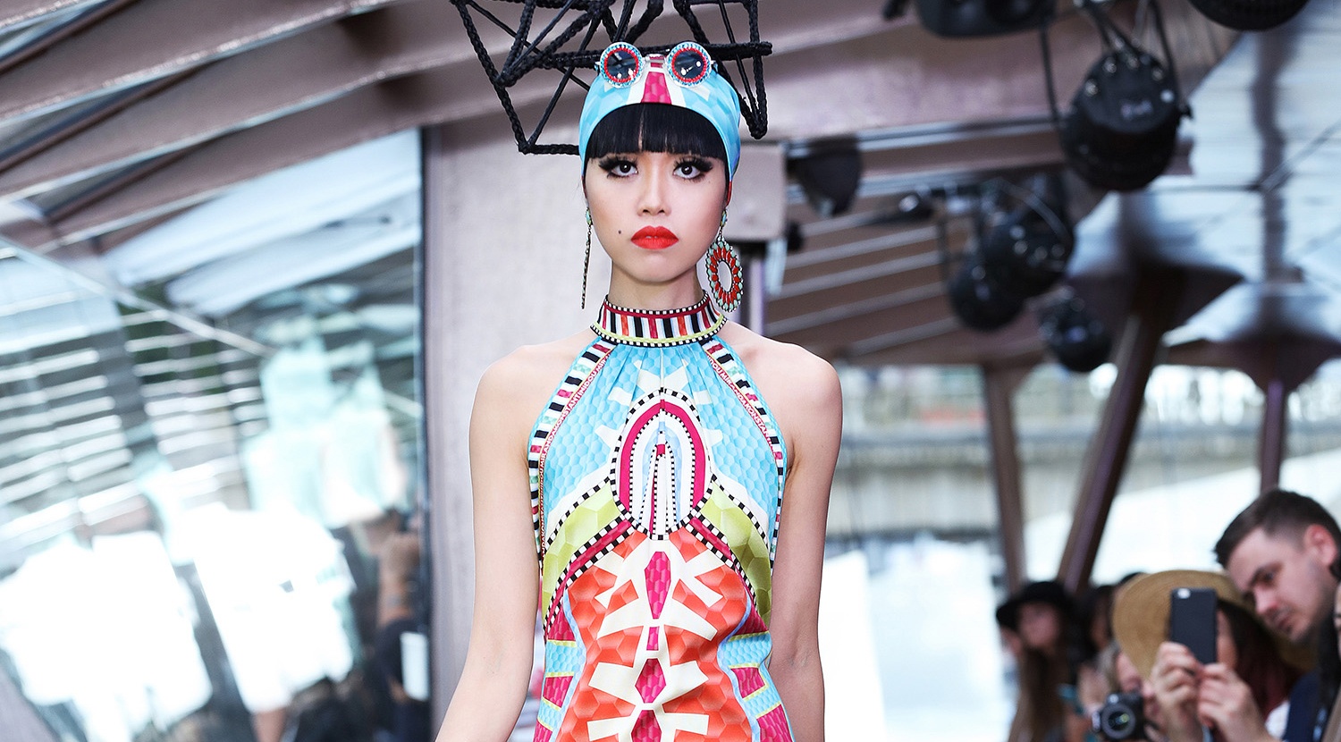 Jessica Minh Anh dien thoi trang tren du thuyen o song Seine hinh anh