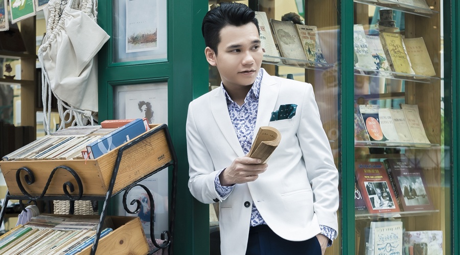 Khac Viet dien vest banh bao xuong pho hinh anh