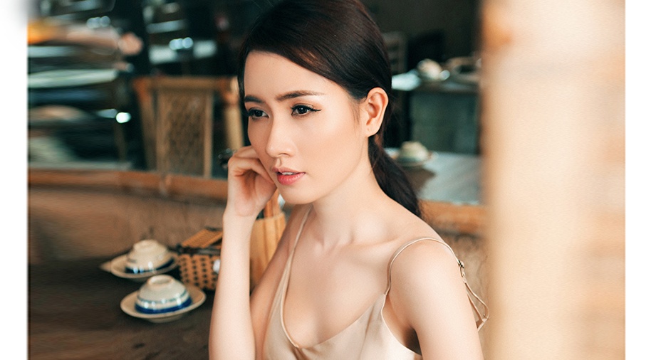 Phan Thi Mo dien dam hai day khoe vai tran hinh anh