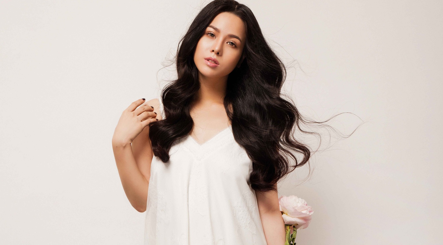 Nhat Kim Anh khoe dang thon gon sau khi giam 31 kg hinh anh