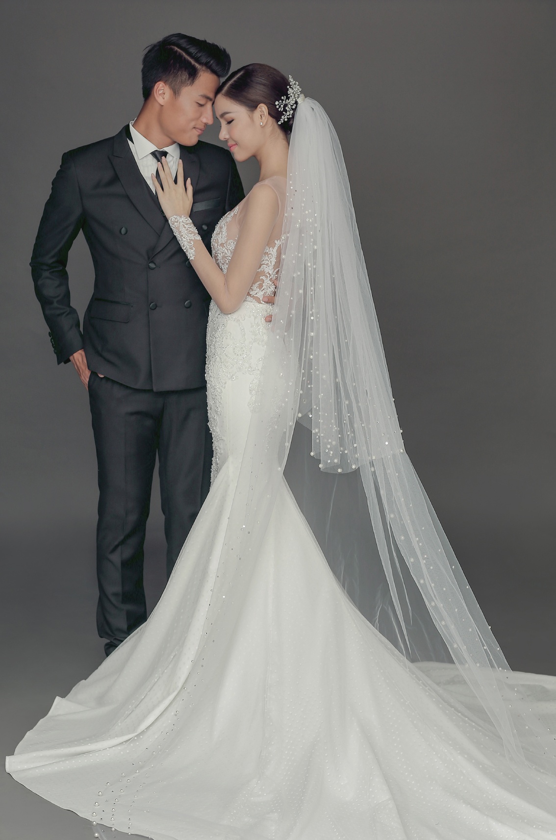 Mac Hong Quan hon Ky Han trong anh cuoi anh 4