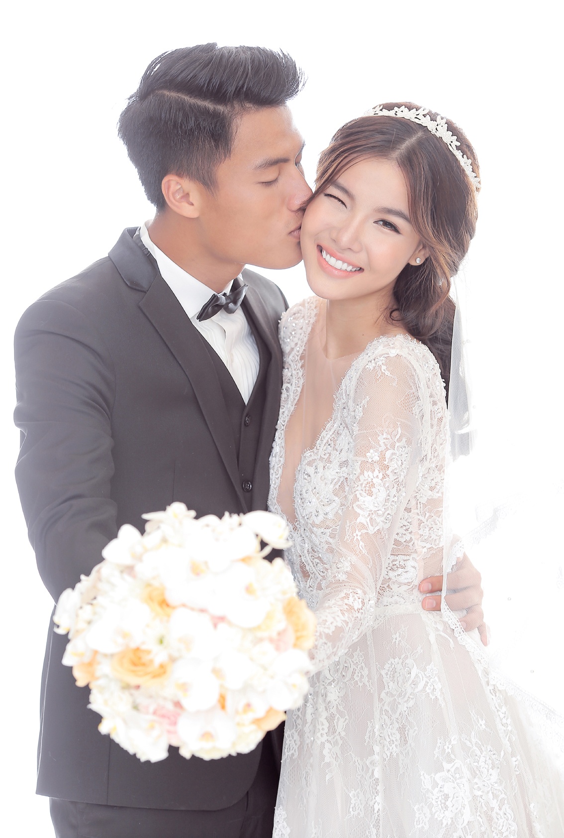 Mac Hong Quan hon Ky Han trong anh cuoi anh 5