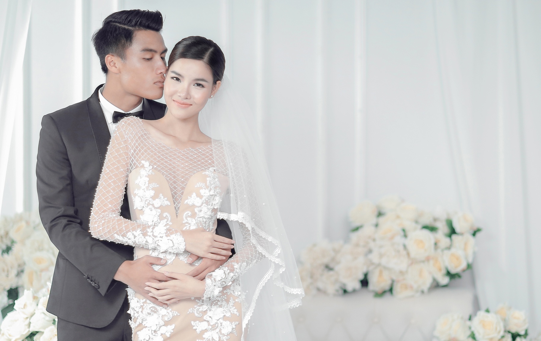 Mac Hong Quan hon Ky Han trong anh cuoi anh 7