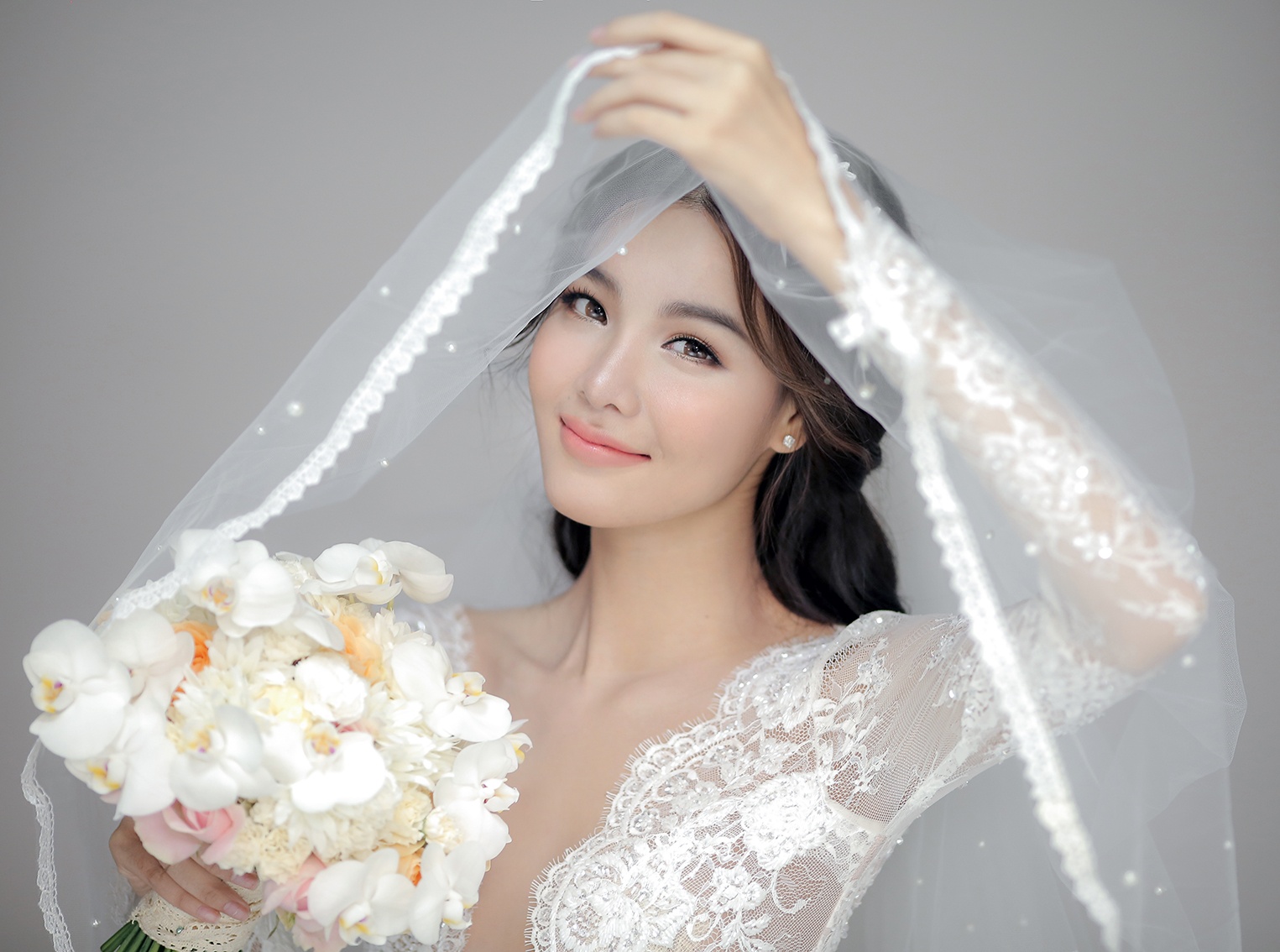 Mac Hong Quan hon Ky Han trong anh cuoi anh 8