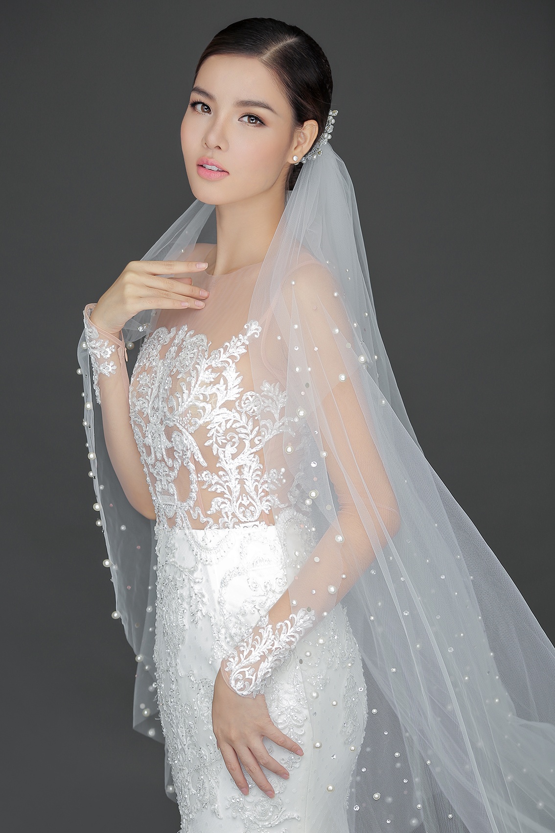 Mac Hong Quan hon Ky Han trong anh cuoi anh 9