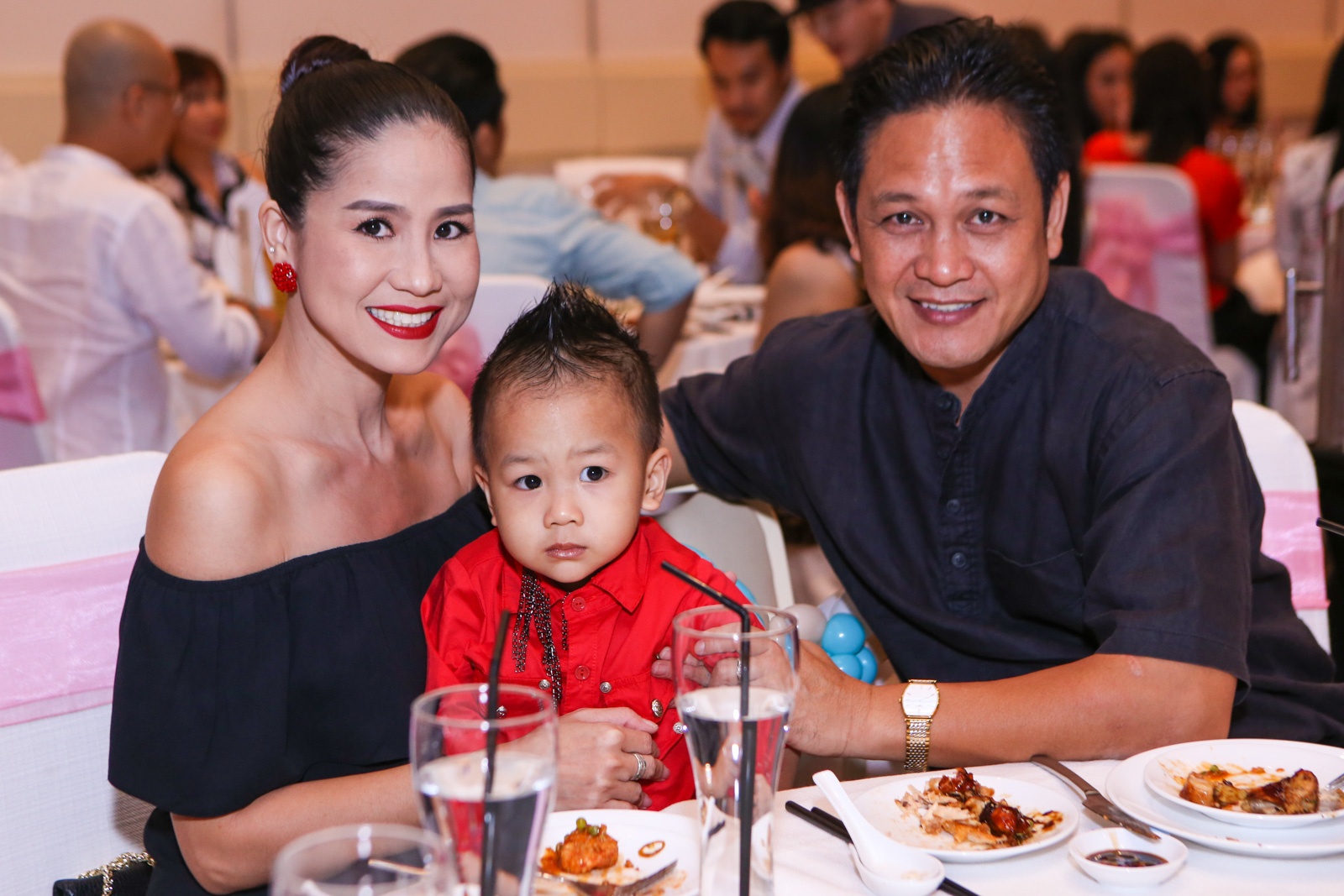 Tinh cu Le Cong Tuan Anh di tiec cung chong con anh 1