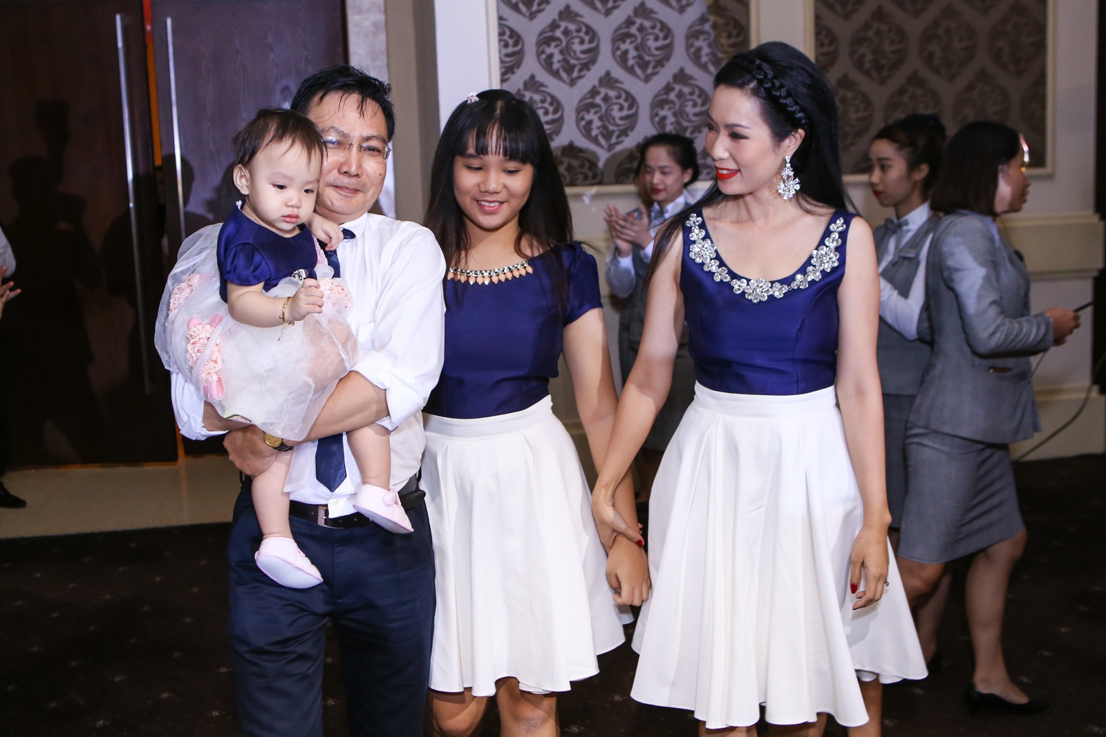 Tinh cu Le Cong Tuan Anh di tiec cung chong con anh 13