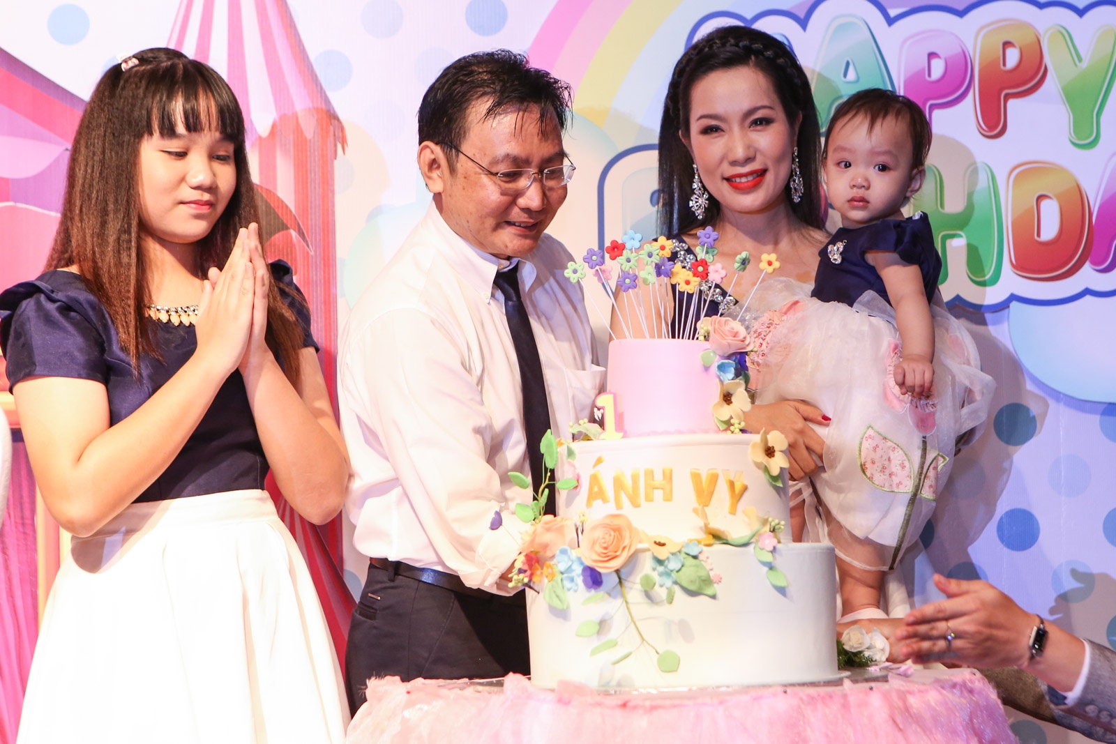 Tinh cu Le Cong Tuan Anh di tiec cung chong con anh 15