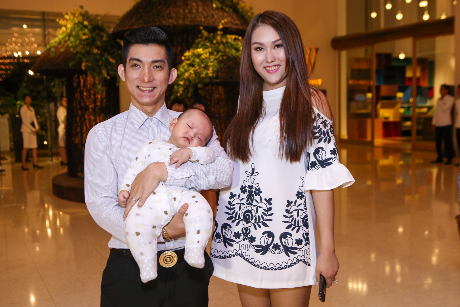 Tinh cu Le Cong Tuan Anh di tiec cung chong con anh 3