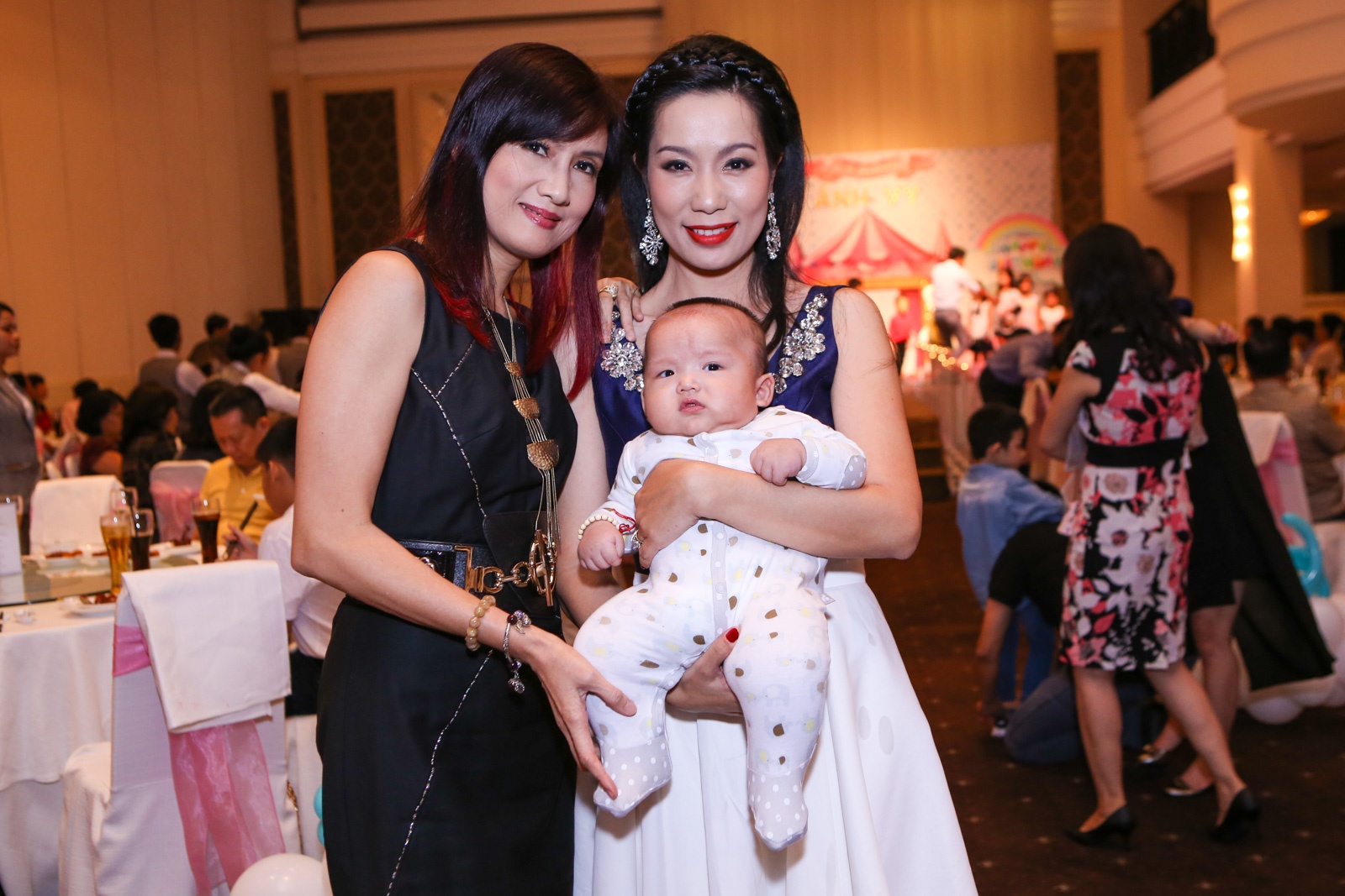 Tinh cu Le Cong Tuan Anh di tiec cung chong con anh 4