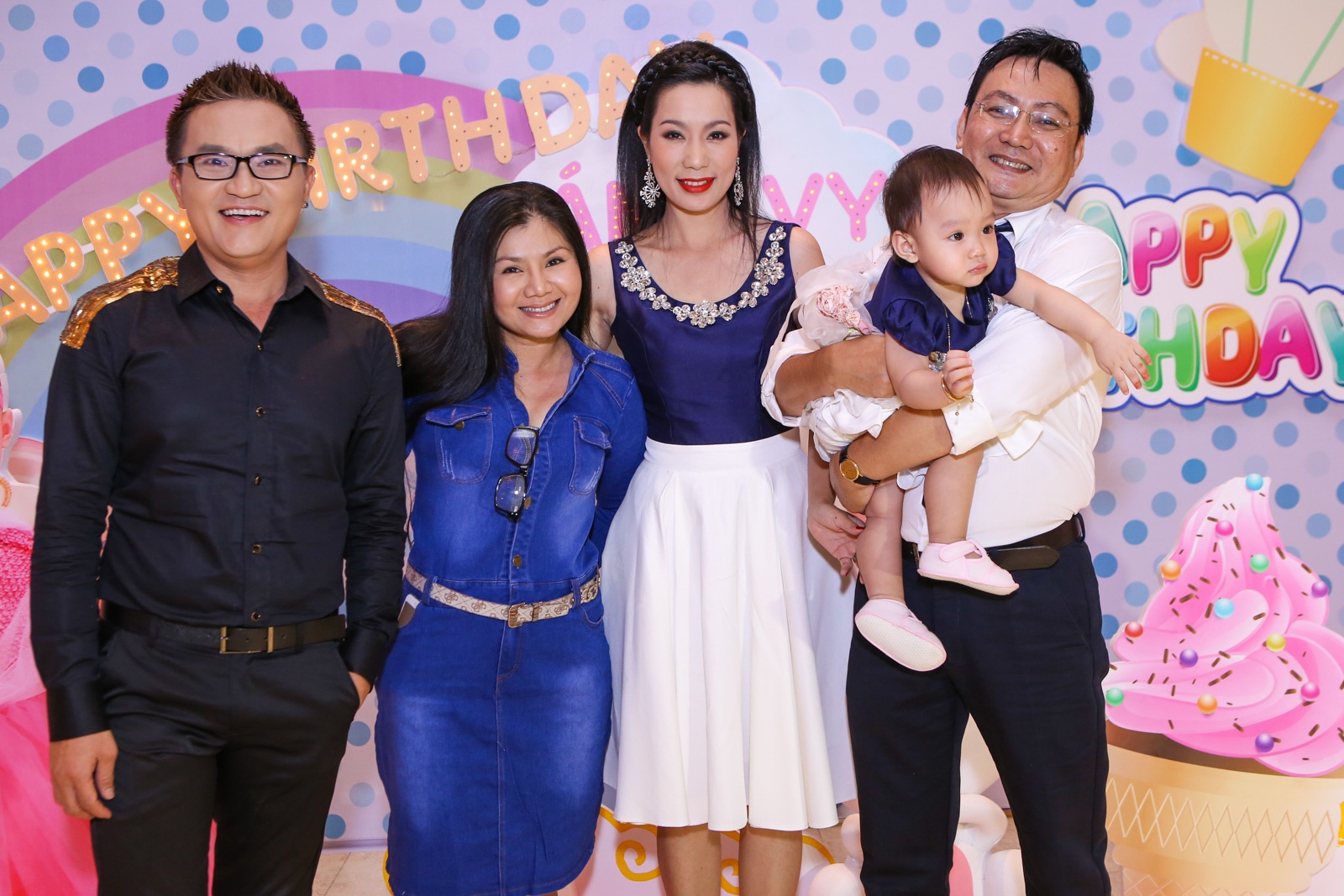 Tinh cu Le Cong Tuan Anh di tiec cung chong con anh 7