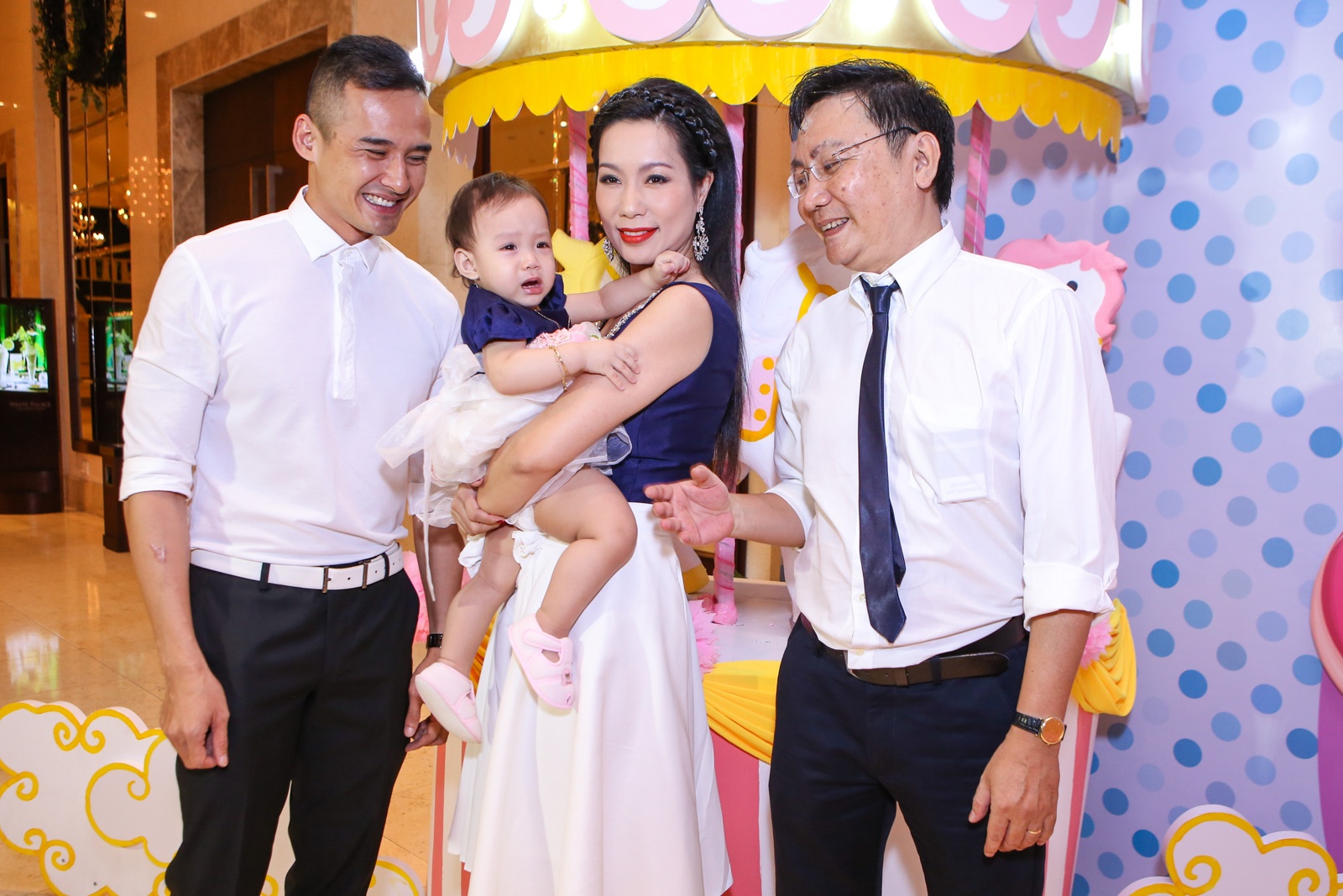 Tinh cu Le Cong Tuan Anh di tiec cung chong con anh 9