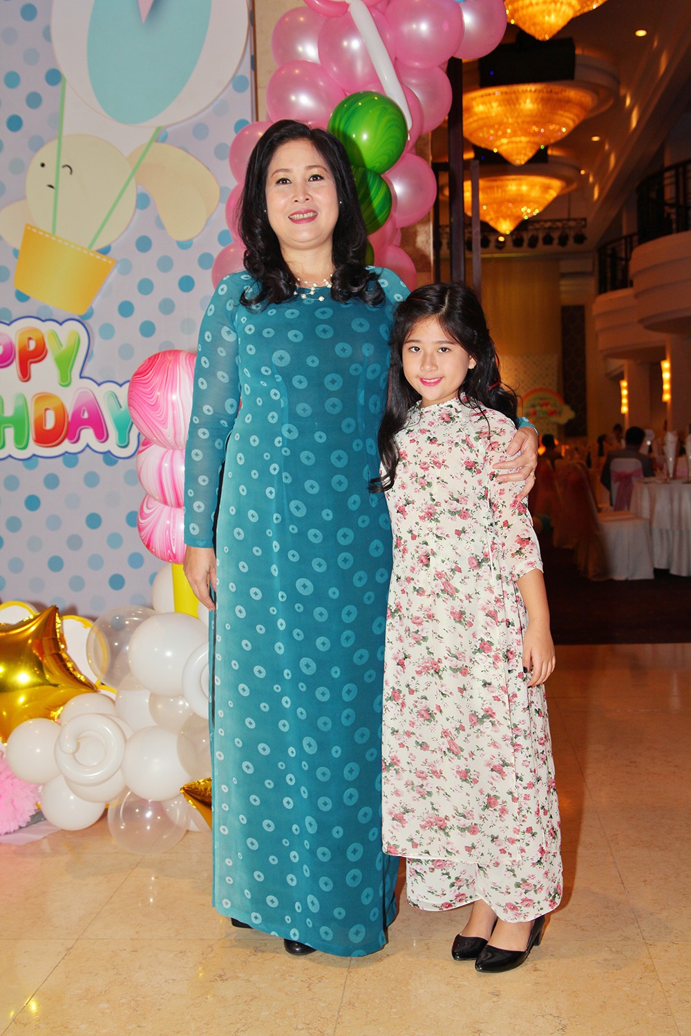 Tinh cu Le Cong Tuan Anh di tiec cung chong con anh 5