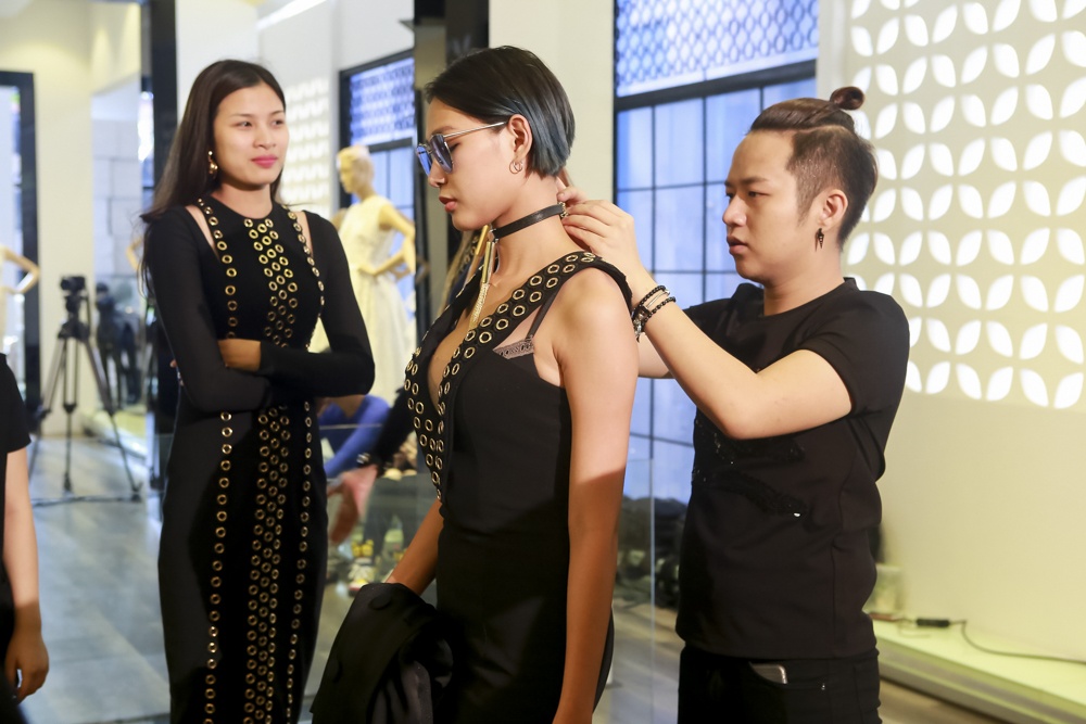 Huan luyen vien The Face lam stylist cho thi sinh anh 6